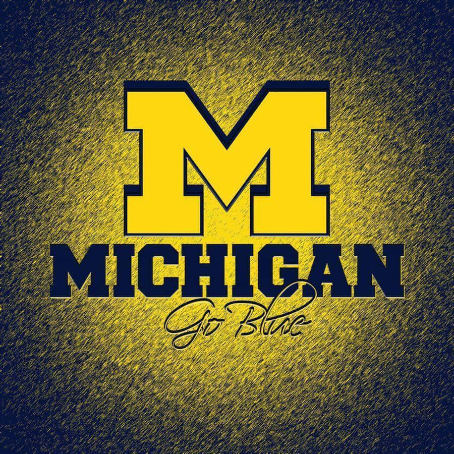 Michigan Wolverines 桌布 壁紙 — 在帶有紋理的藍色和黃色背景上，醒目的黃色區塊 M 和 Michigan 文字以及 Go Blue 字體。
