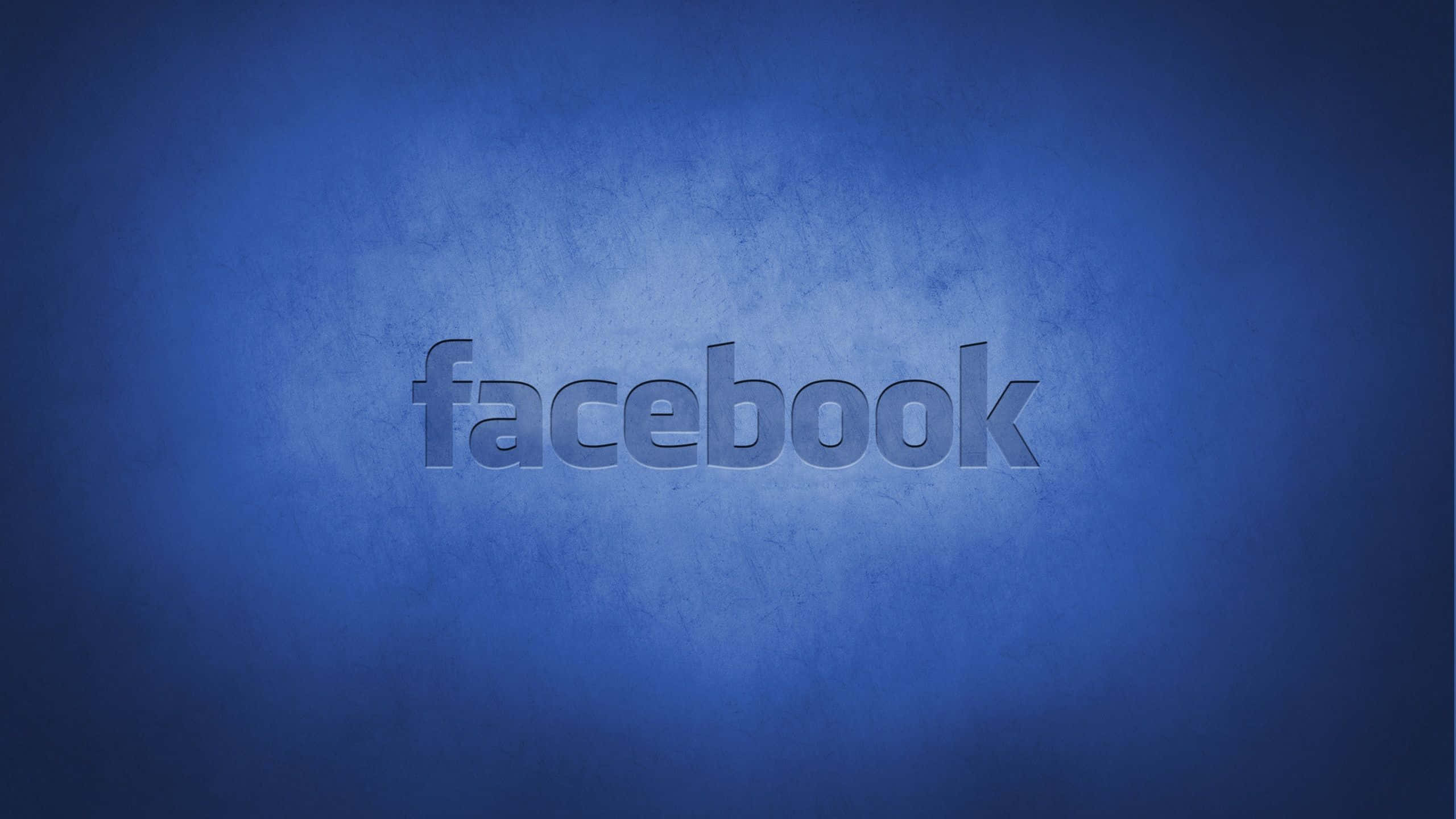 Facebook Cover 桌布 壁紙 — 在帶有紋理的藍色漸變背景中央，以金屬字體顯示的facebook字樣。