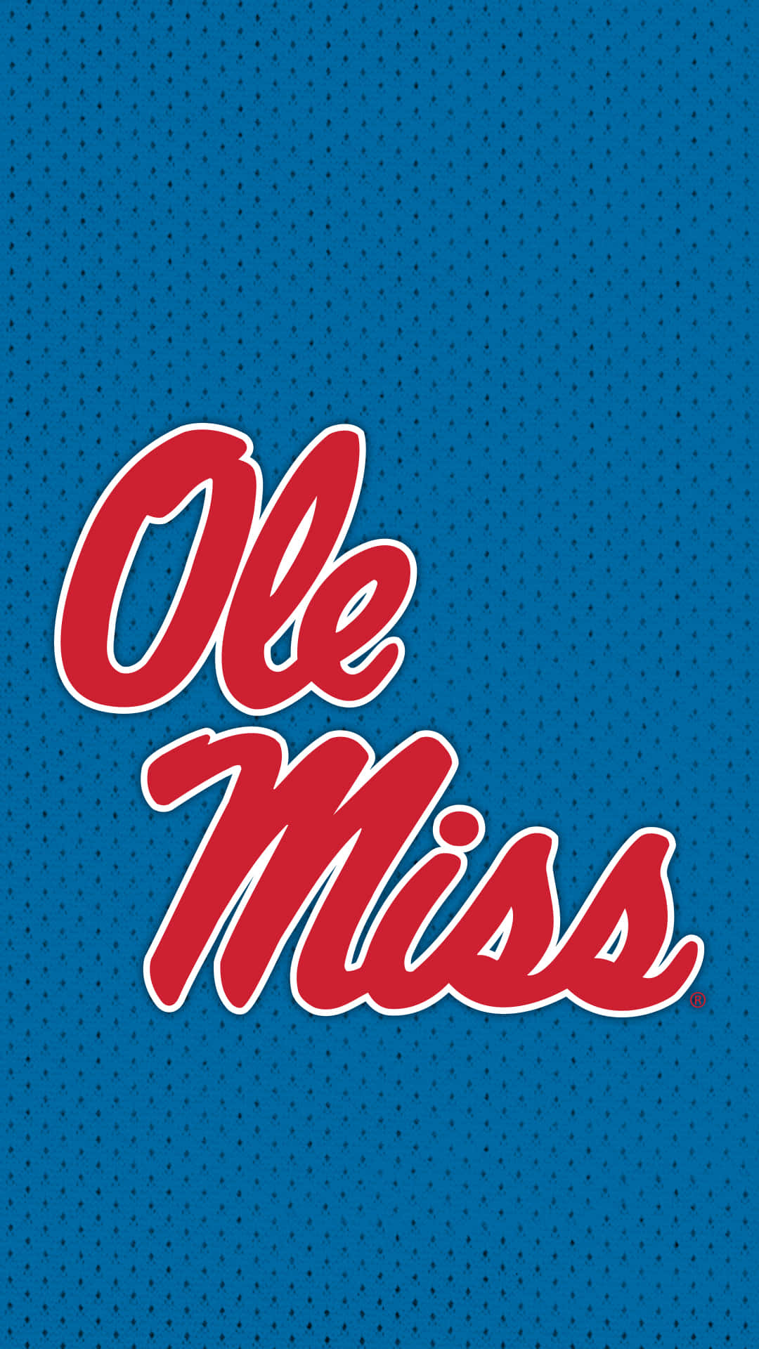 Thumbnail 桌布 壁紙 — 在帶有紋理的藍色運動球衣布料背景上，大膽的紅色 Ole Miss 草寫標誌。