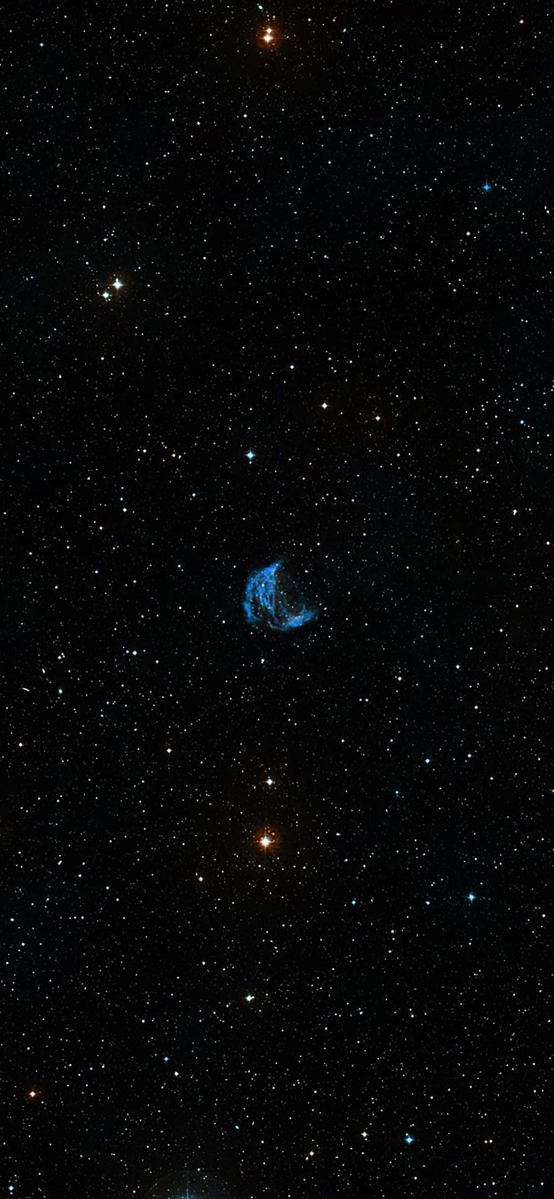 Dark Galaxy 桌布 壁紙 — 在廣闊黑暗的太空中，一顆發光的藍色星雲在密集的星場中閃耀。