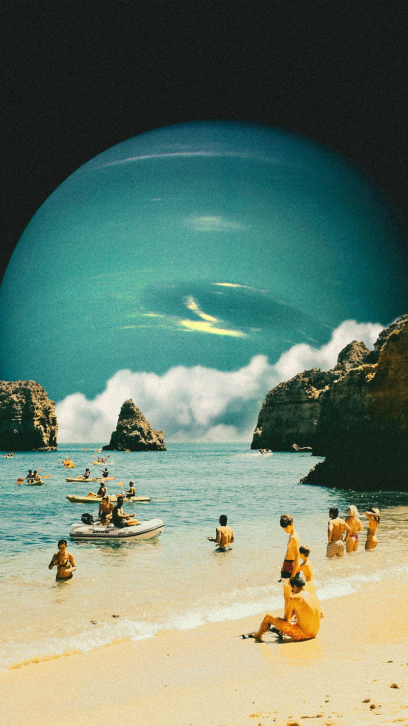 人們在超現實的天空下，在一個巨大的發光藍色星球下享受海灘。