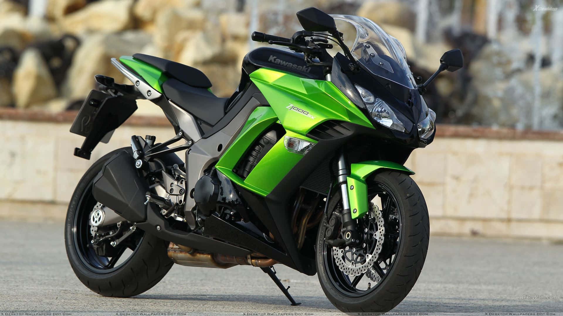 綠色和黑色的Kawasaki Ninja 400運動電單車停放在戶外。