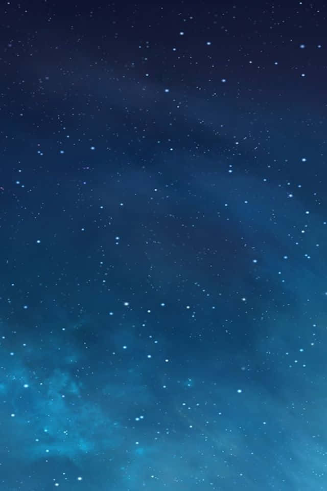 繁星點點的夜空，帶有發光的藍色星雲雲層和散落的星星。