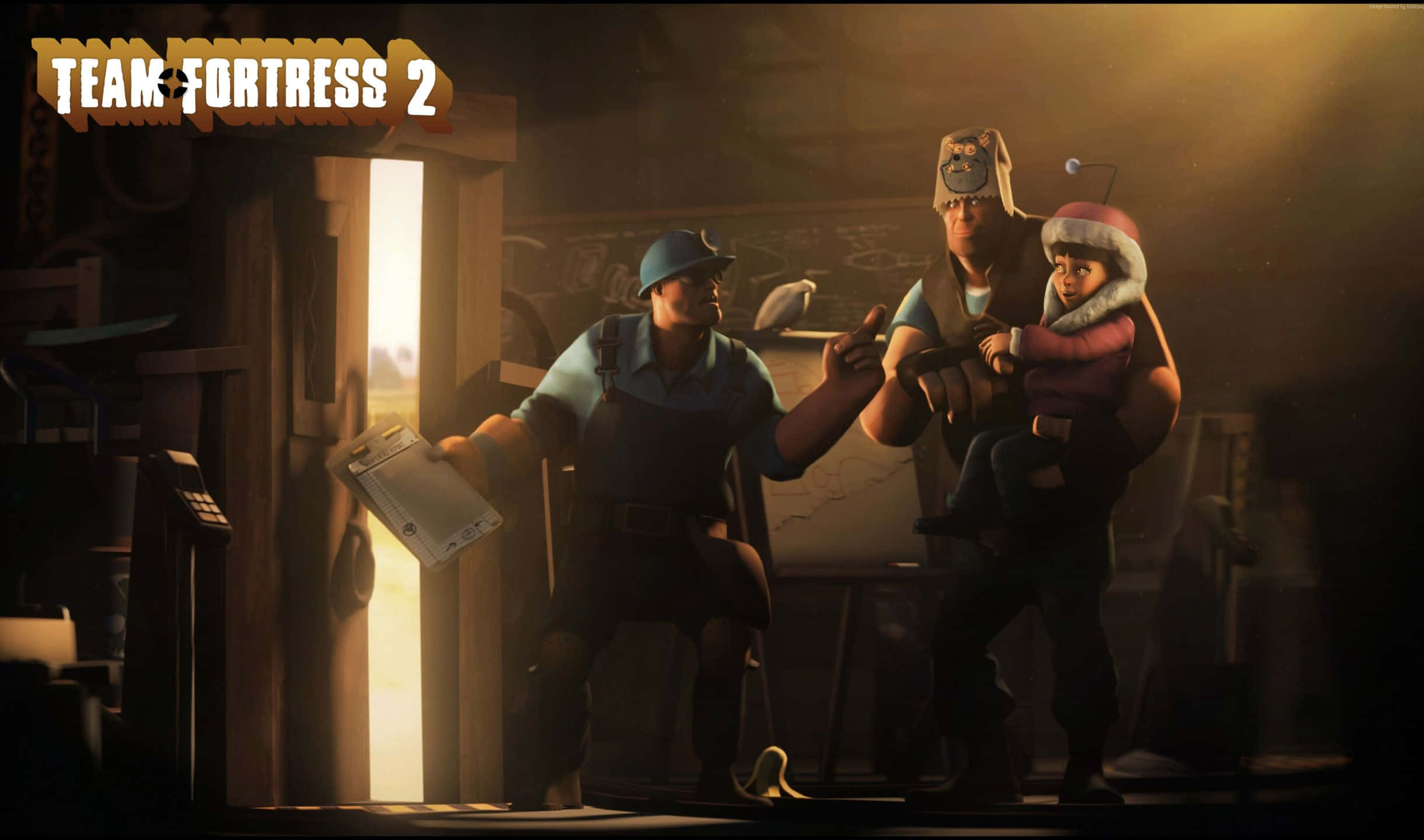 在您的電腦上享受Team Fortress 2的世界，搭配這張驚人的2440 x 1440背景。 壁紙 — 兩個卡通士兵在昏暗的工作坊中，一個拿著剪貼板，另一個抱著穿著節日服裝的小孩。