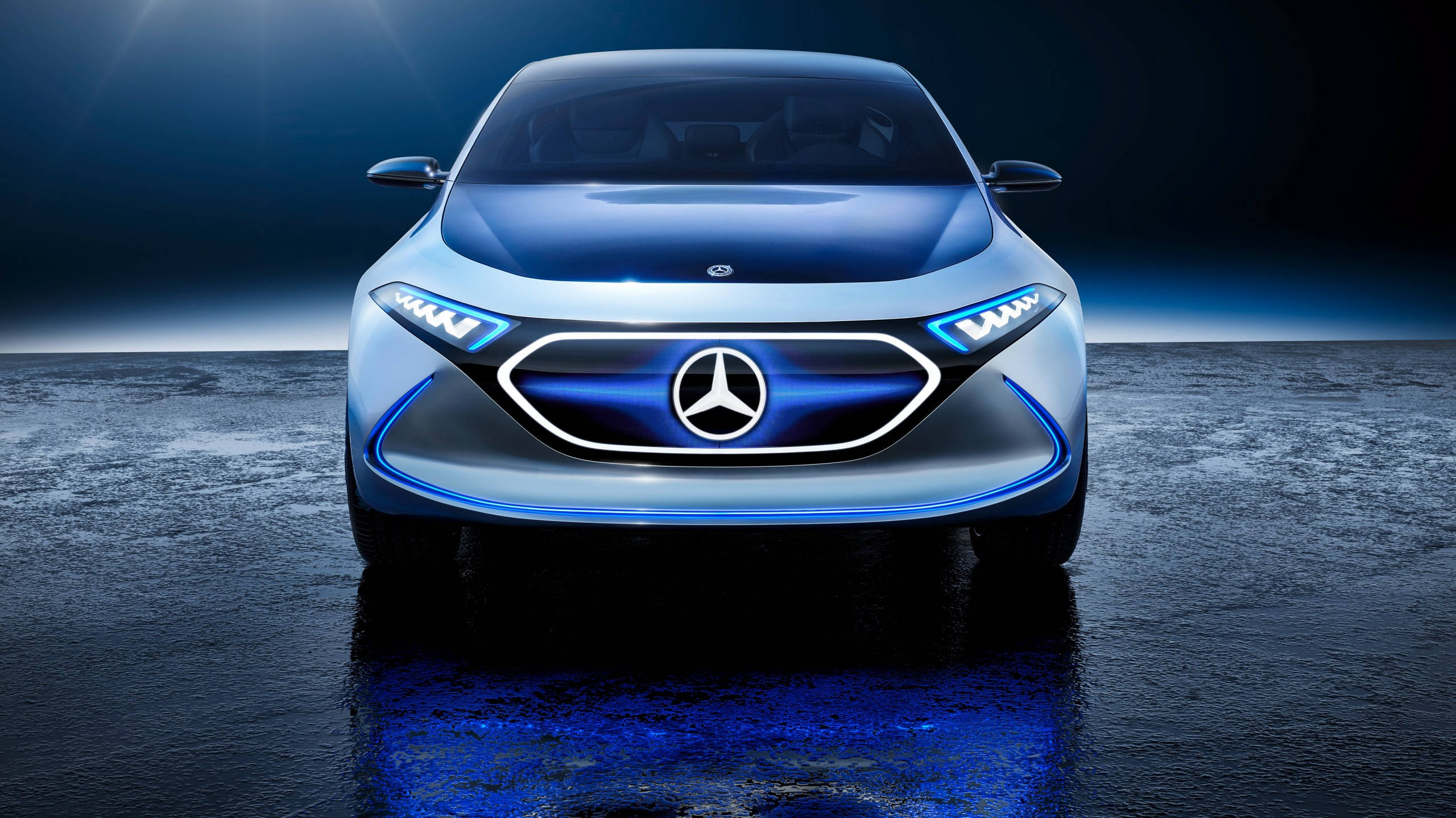 Mercedes Benz Car 桌布 壁紙 — 在戲劇性的工作室燈光下，一輛時尚的銀色梅賽德斯電動車在潮濕的反光表面上發出藍光。