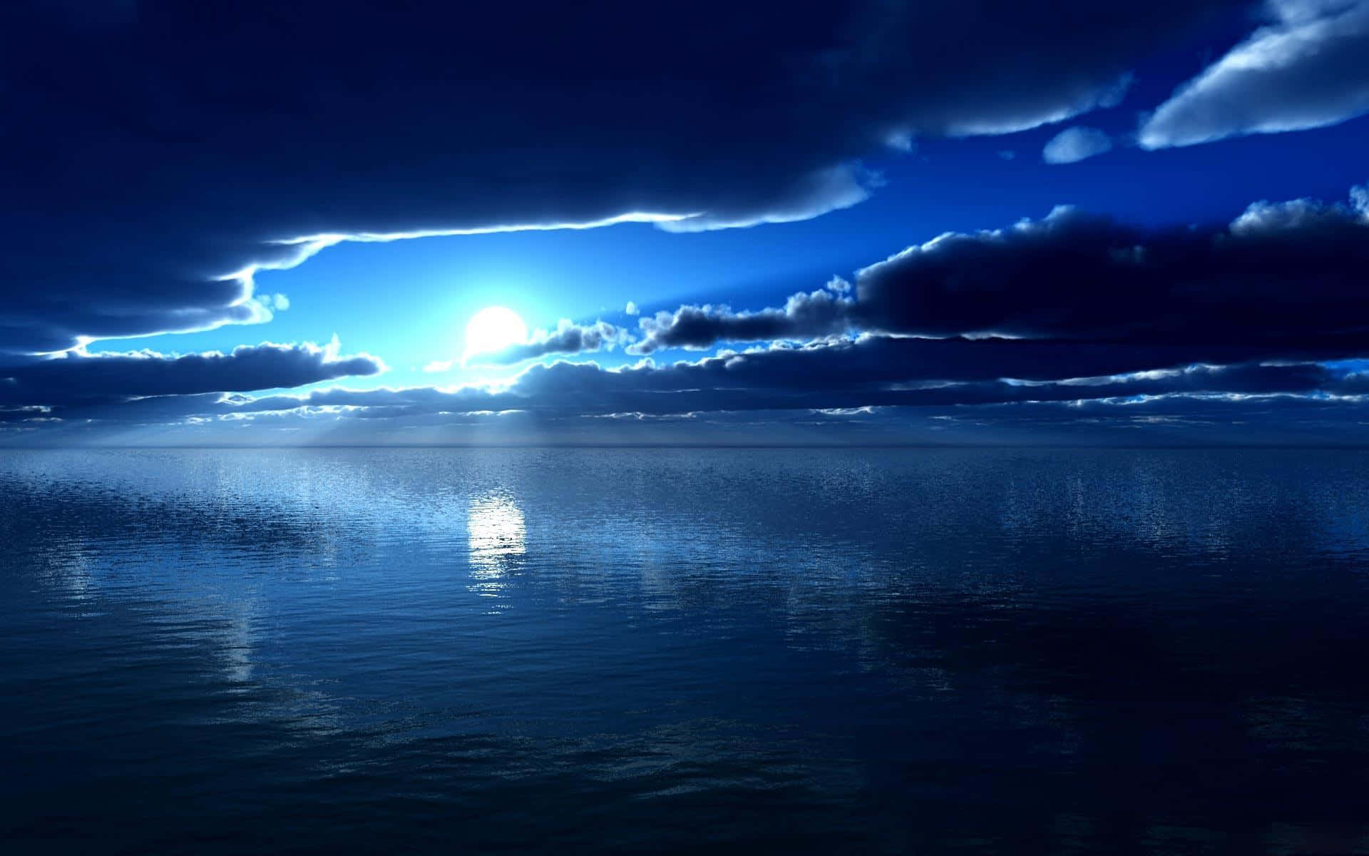 Soothing 桌布 壁紙 — 在戲劇性的暮色天空下，寧靜的海洋中，陽光穿過烏雲，映照在平靜的水面上。