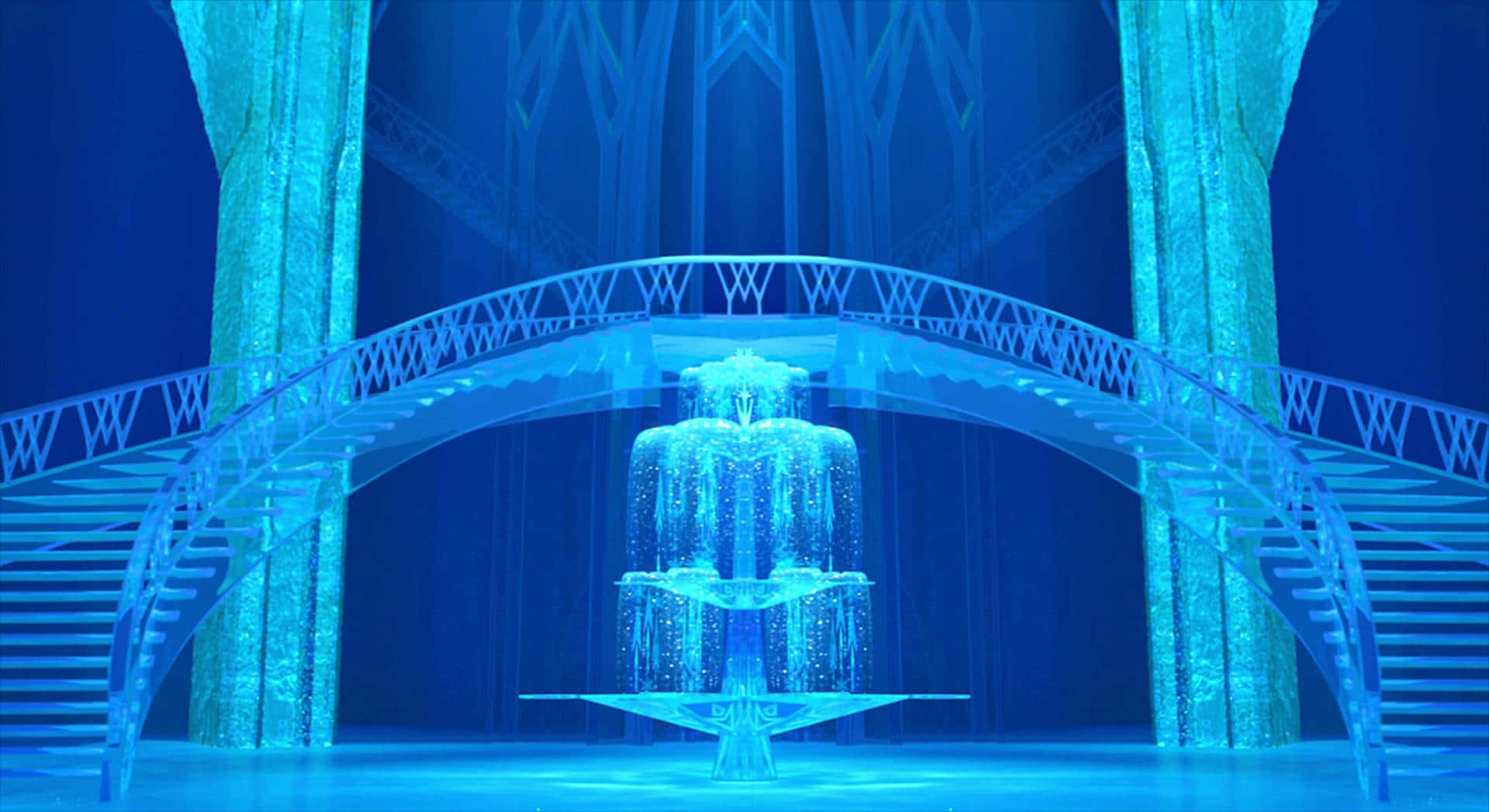 Frozen Castle 桌布 壁紙 — 在拱橋下、螺旋樓梯環繞的宏偉冰凍大廳中，一個發光的藍色冰噴泉作為中心裝飾。