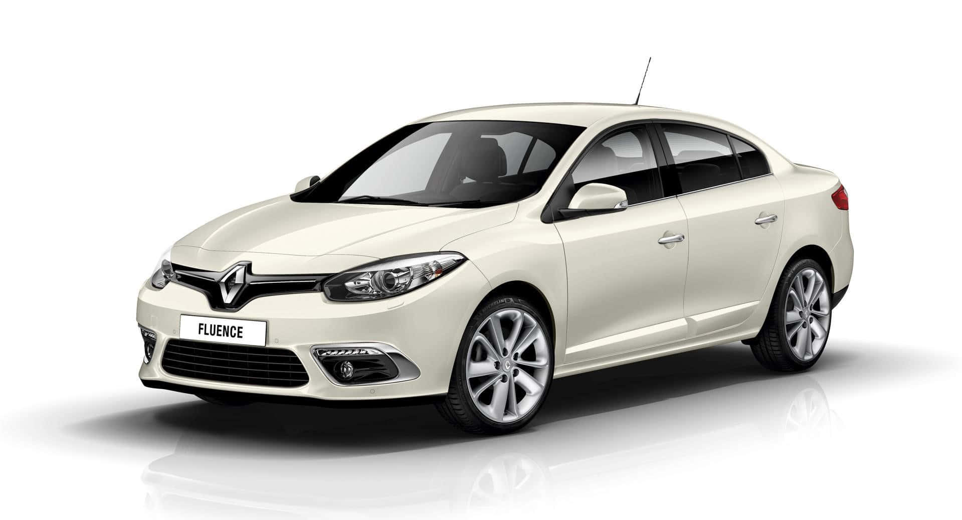 Renault Fluence 桌布 壁紙 — 在攝影棚燈光下，一輛時尚的奶油色雷諾Fluence轎車，搭配反光的白色地板。