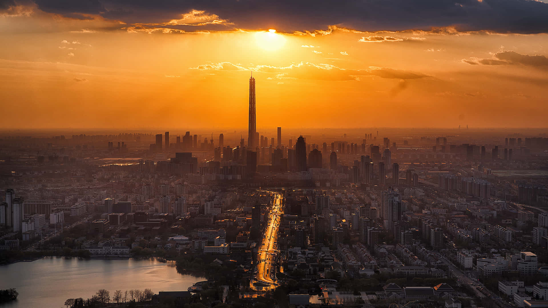 夕陽籠罩著密集的城市，高塔聳立，道路閃耀。