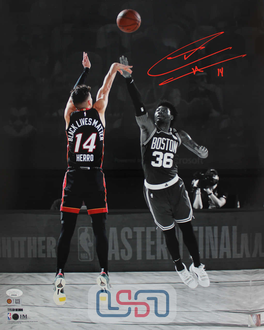 Tyler Herro 桌布 壁紙 — 在明亮的場館燈光下，兩名籃球運動員在緊張的比賽時刻中跳起，一人投籃，另一人防守。