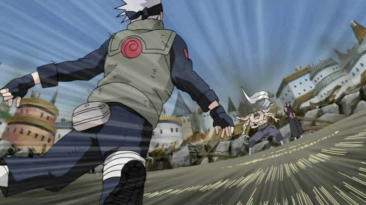 Kakashi And Pain 桌布 壁紙 — 在明亮的藍天下，一個動漫忍者喺廢墟村莊向前奔跑，敵人正衝向佢。