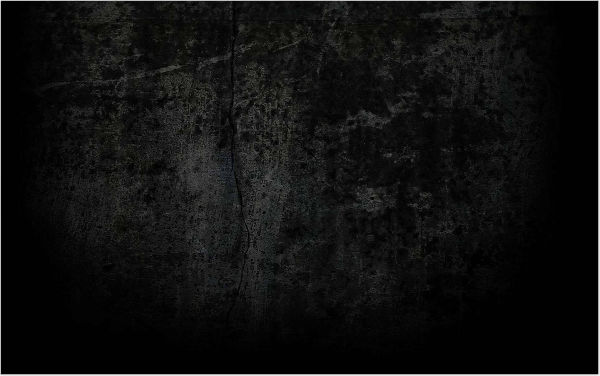 黑色動態圖 桌布 壁紙 — 在昏暗燈光下，帶有裂縫和污漬的深色紋理混凝土牆。