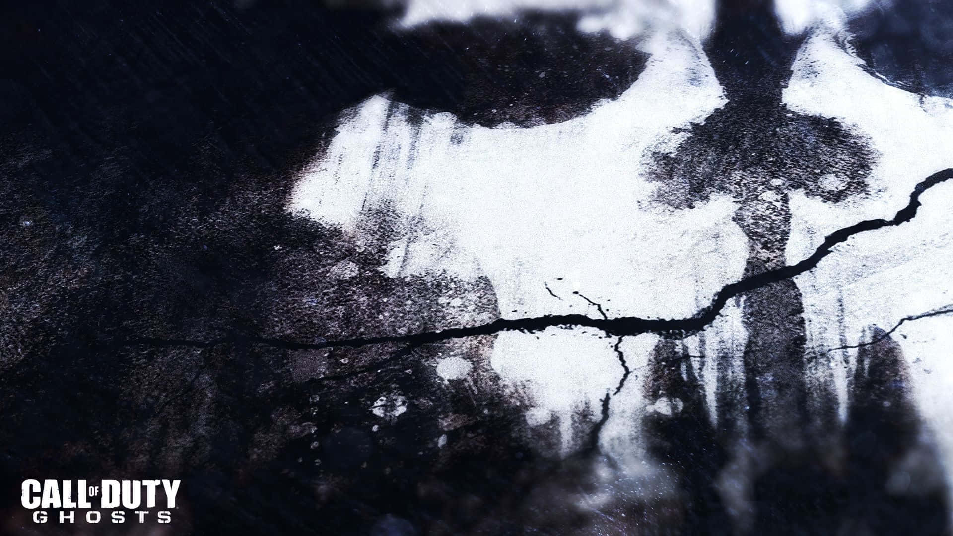 Call Of Duty Ghosts 桌布 壁紙 — 在昏暗燈光下，裂開的混凝土表面上有銳利的白色塗鴉，類似骷髏頭和交叉骨。