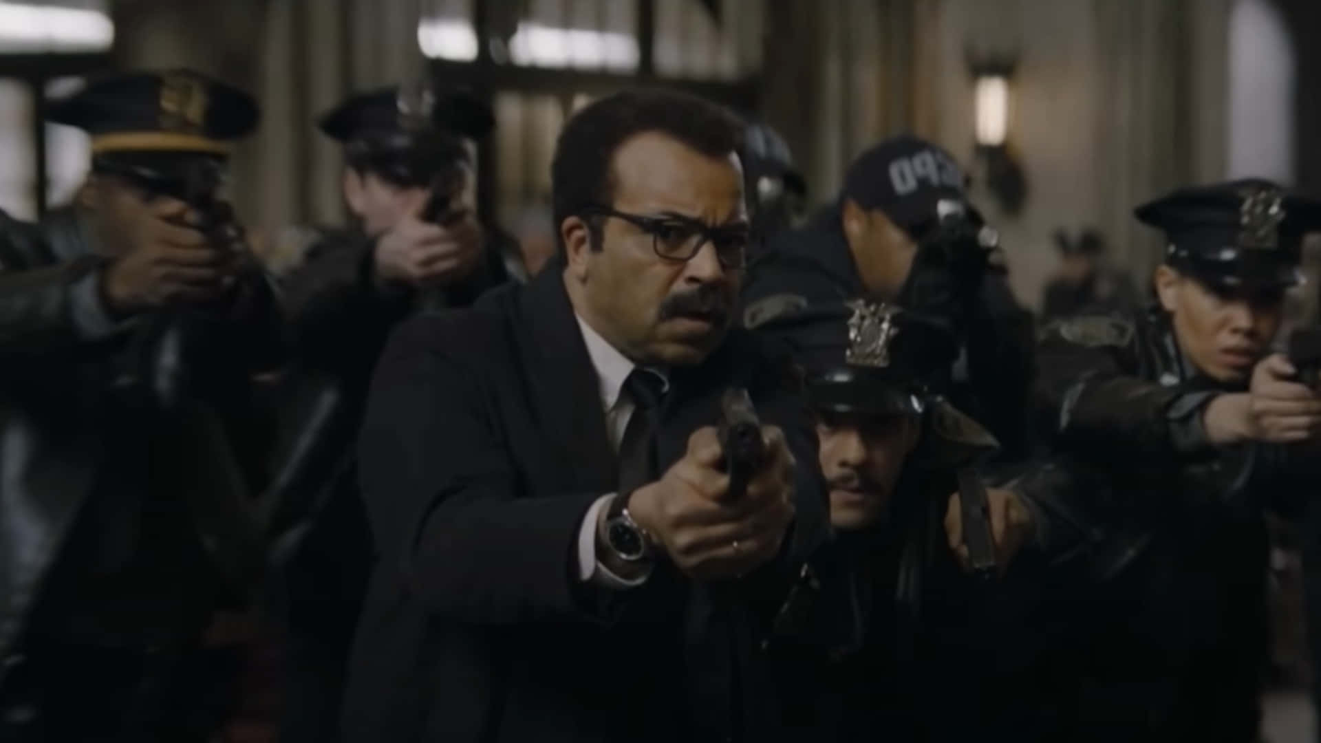 Gotham City Police Department 桌布 壁紙 — 在昏暗的走廊中，一名身穿西裝的男子被警察包圍，舉槍對峙的緊張場面。