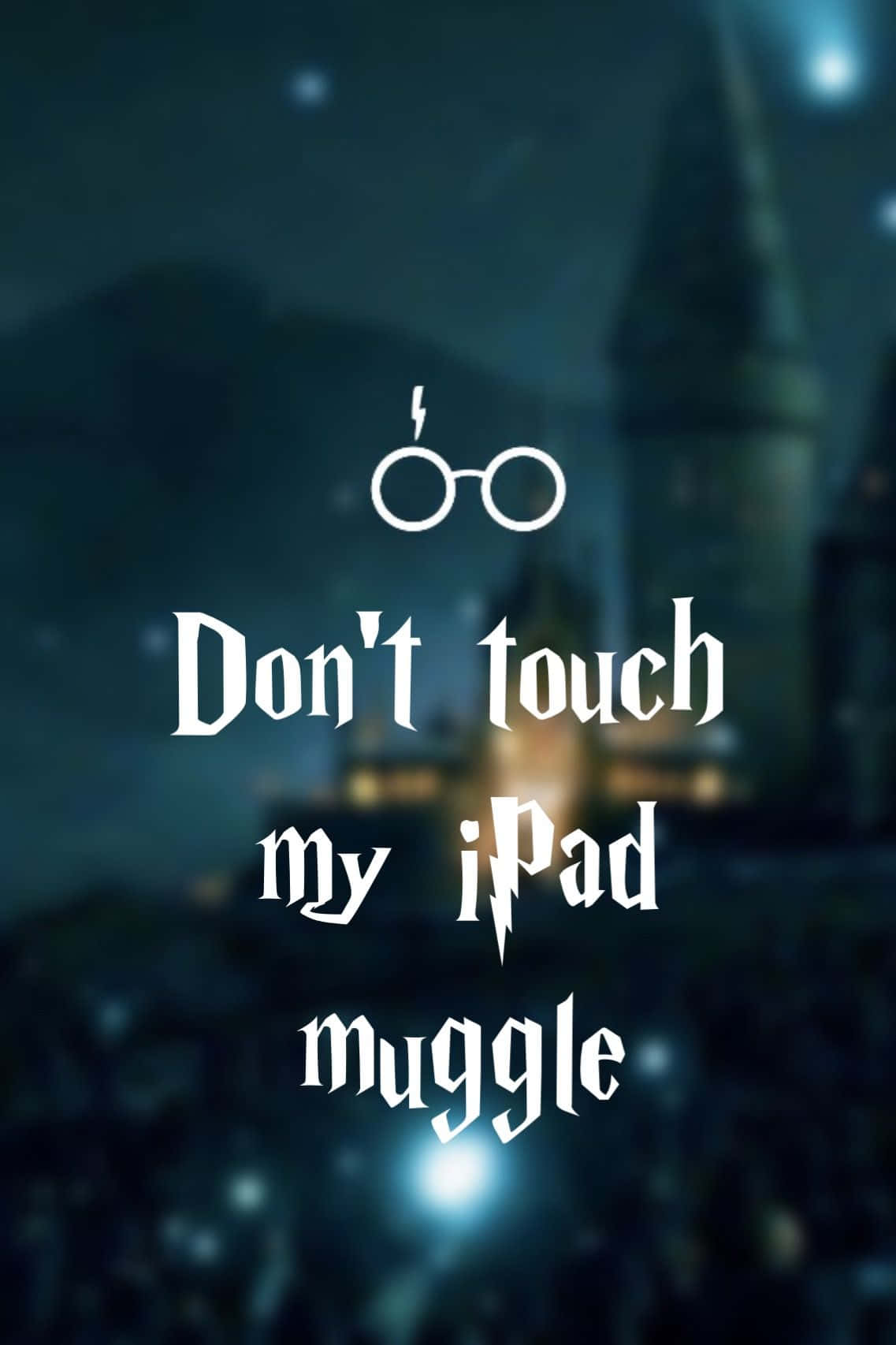 Harry Potter Muggle 桌布 壁紙 — 在星空下的一座黑暗奇幻城堡剪影，帶有發光的燈光和白色文字「Don't touch my iPad muggle」，頂部有一個巫師眼鏡圖標。