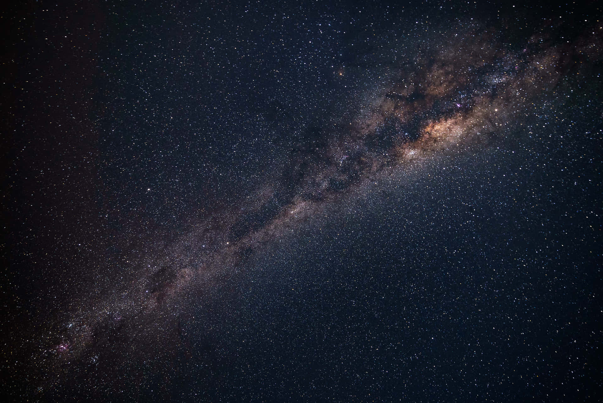 銀河系與星星和宇宙塵埃雲在夜空中
