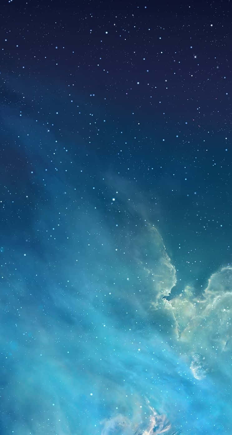 iPhone 5c 桌布 壁紙 — 在星野下閃耀著鮮豔藍色和青綠色的宇宙星雲的壯麗景色。