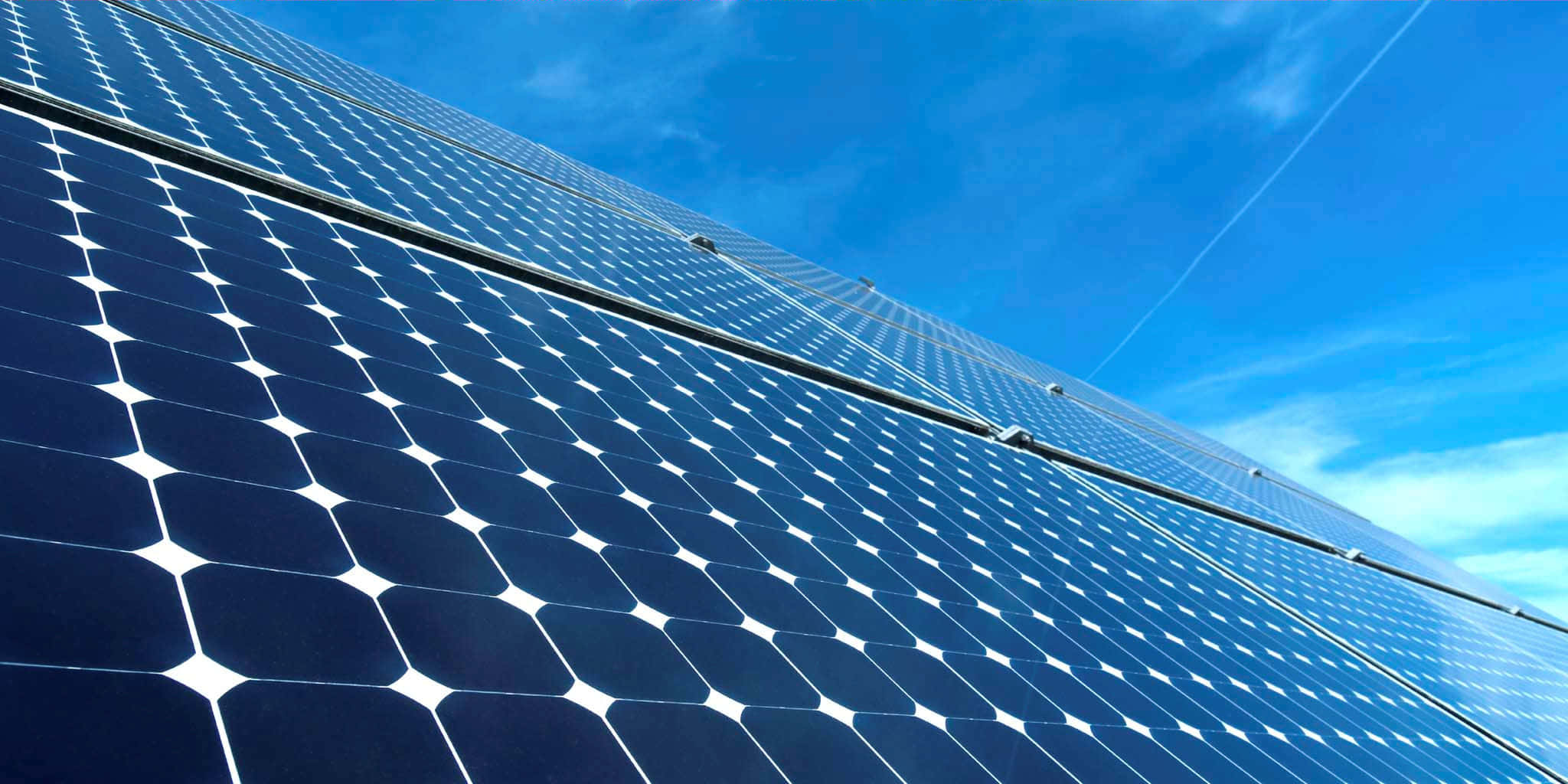 Solar Panel 桌布 壁紙 — 在晴朗藍天與薄雲下，以低角度觀看時尚的藍色太陽能板。