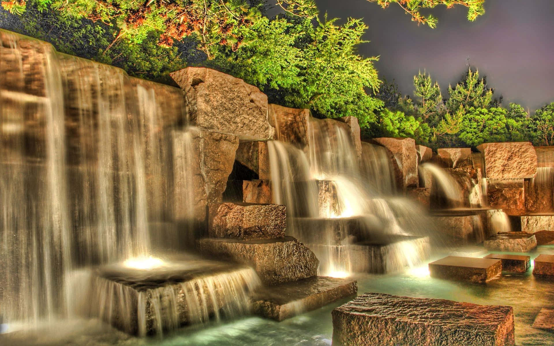 3d Waterfall 桌布 壁紙 — 在暮色天空下，瀑布流過發光的石階，上方有發光的綠色樹葉。
