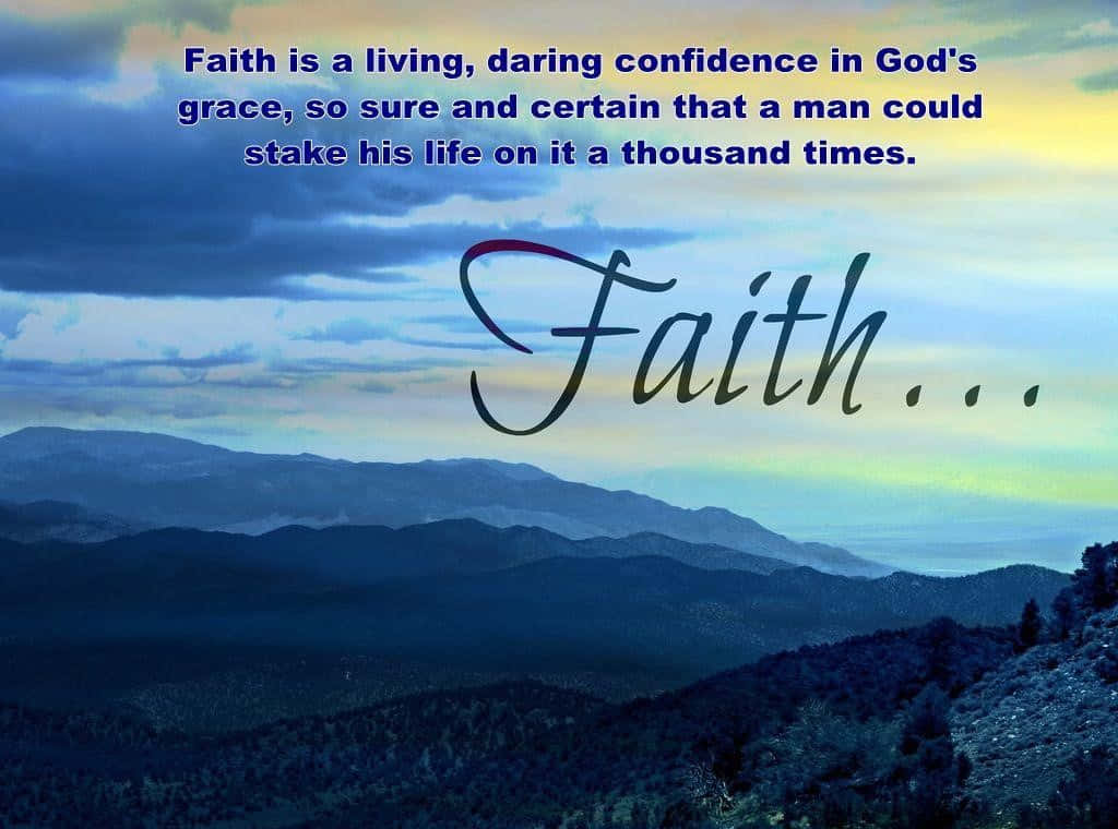 Faith 桌布 壁紙 — 在暮色天空下的寧靜山脈，突出顯示關於信仰的勵志文字。
