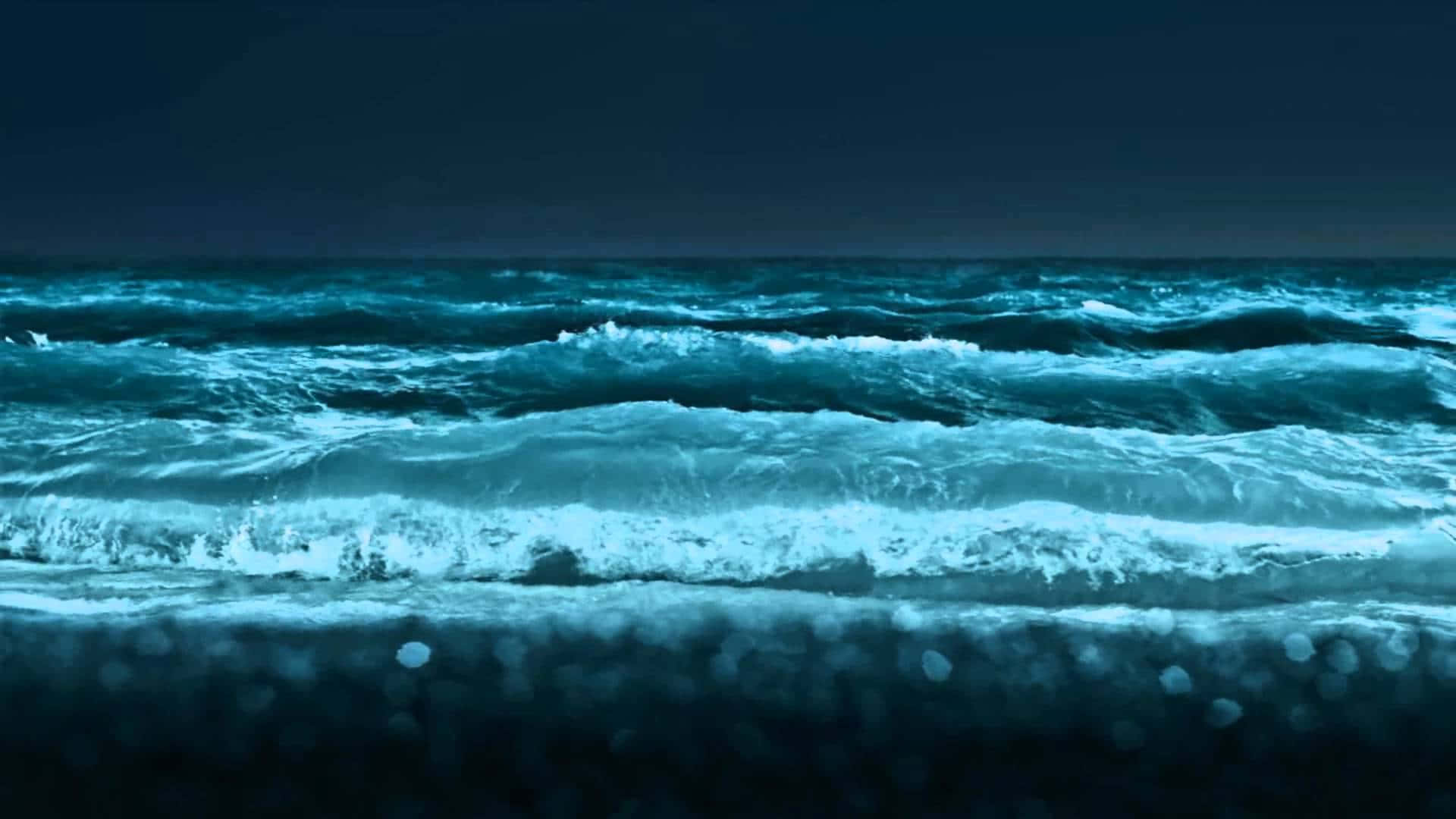 海浪 桌布 壁紙 — 在暴風雨的夜空下，強勁的藍綠色波浪衝擊著黑暗的海岸。