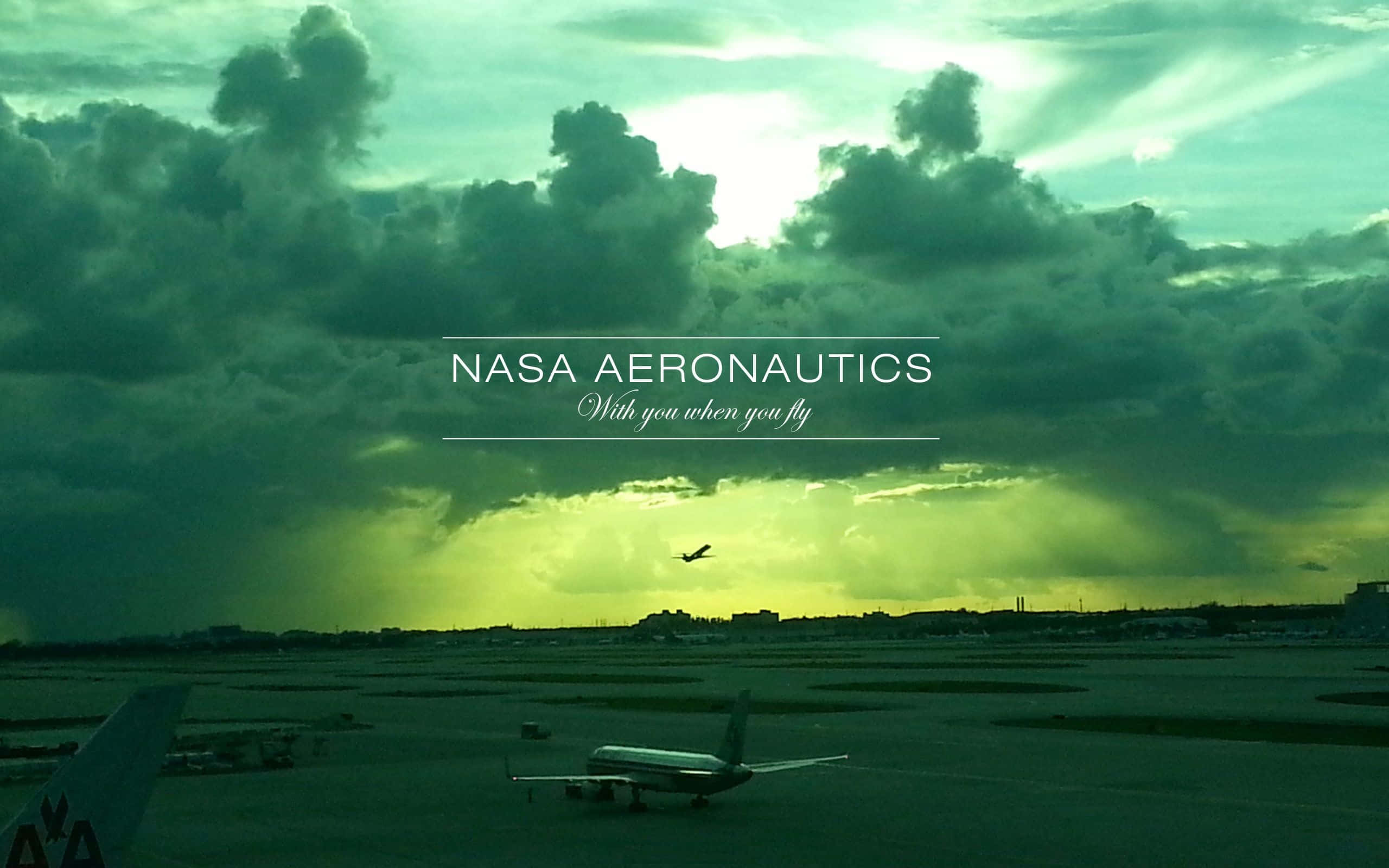 nasa 桌布 壁紙 — 在暴風雨般的綠色天空下，一架孤鳥在停泊的飛機附近飛翔的戲劇性機場停機坪。