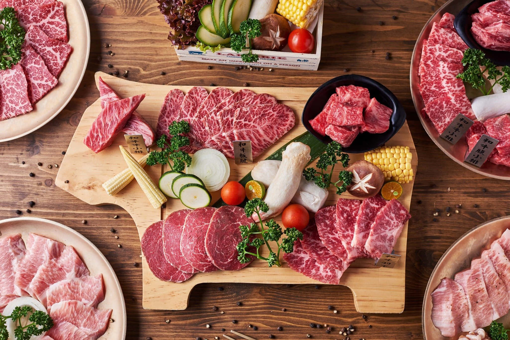 meat 桌布 壁紙 — 在木板上和碟子上精心擺放的奢華大理石紋牛肉片和新鮮蔬菜拼盤。