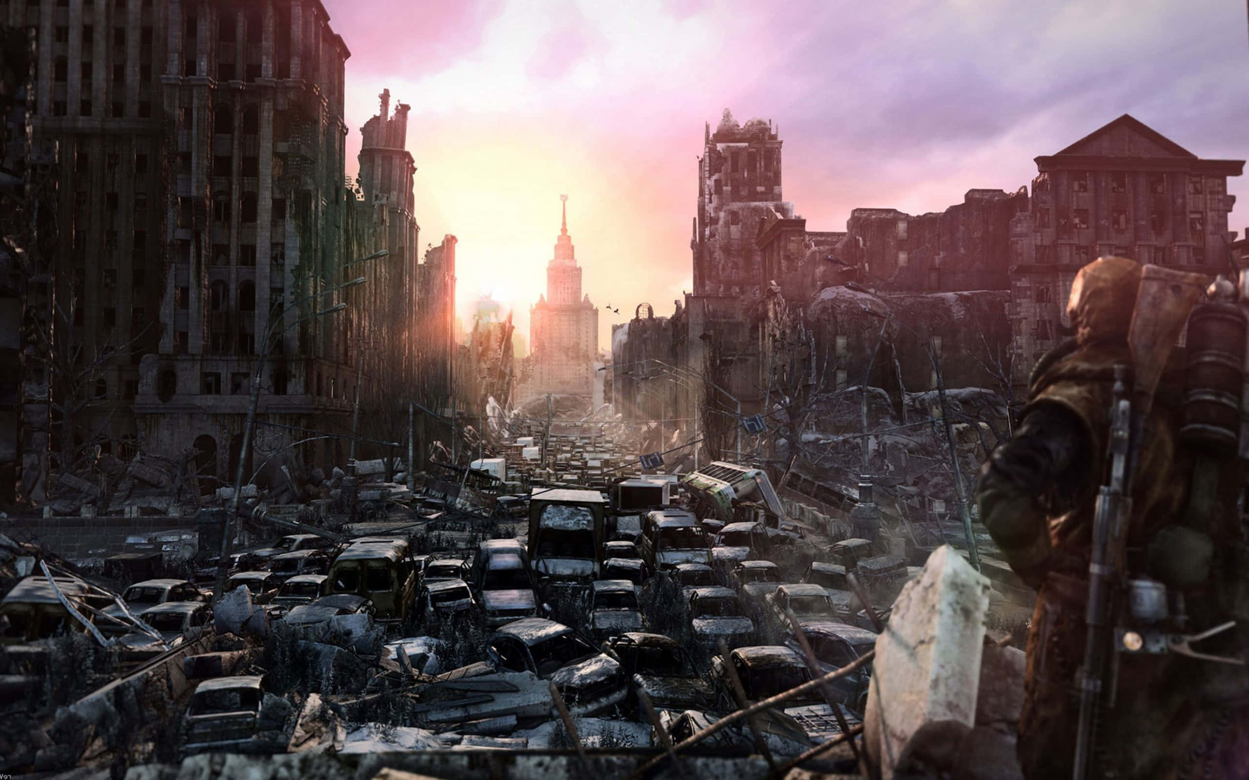 Dark Dystopian 桌布 壁紙 — 在末日後的城市景觀中，一名孤獨的倖存者站在廢墟建築和廢棄汽車之間，沐浴在燦爛的夕陽下。