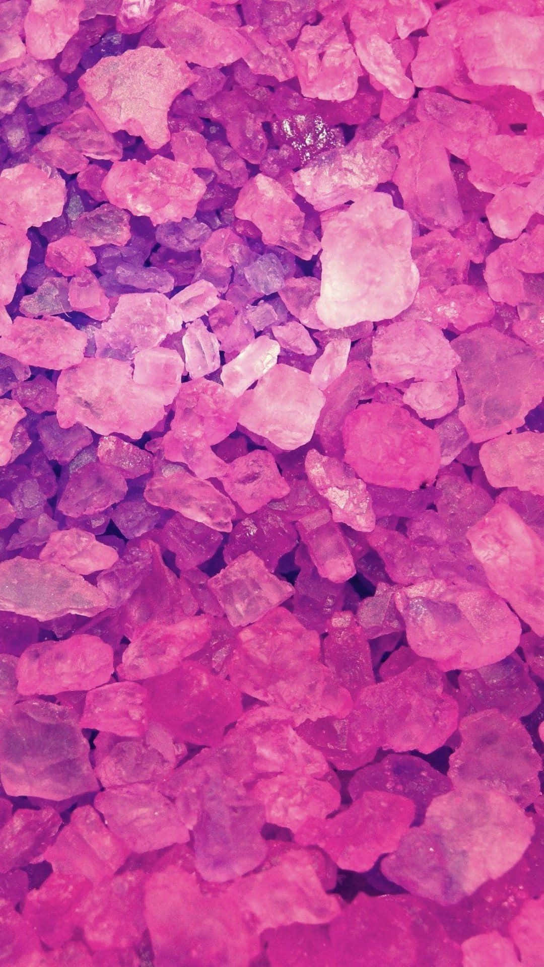 Pink Crystal Quartz 桌布 壁紙 — 在柔和光線下閃爍著虹彩光澤的鮮豔粉紅色結晶鹽粒特寫。