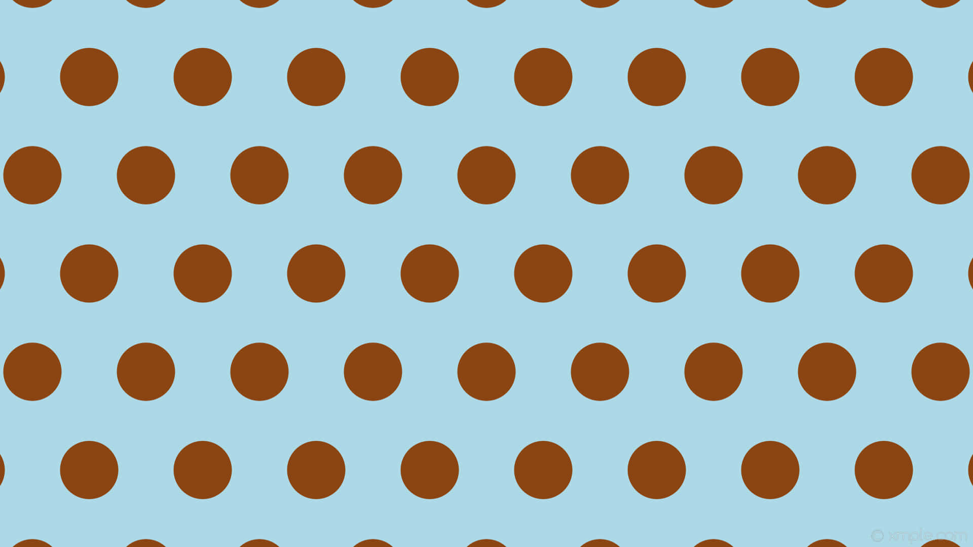Brown Polka Dots 桌布 壁紙 — 在柔和的藍色背景上均勻分佈的棕色圓點無縫圖案。
