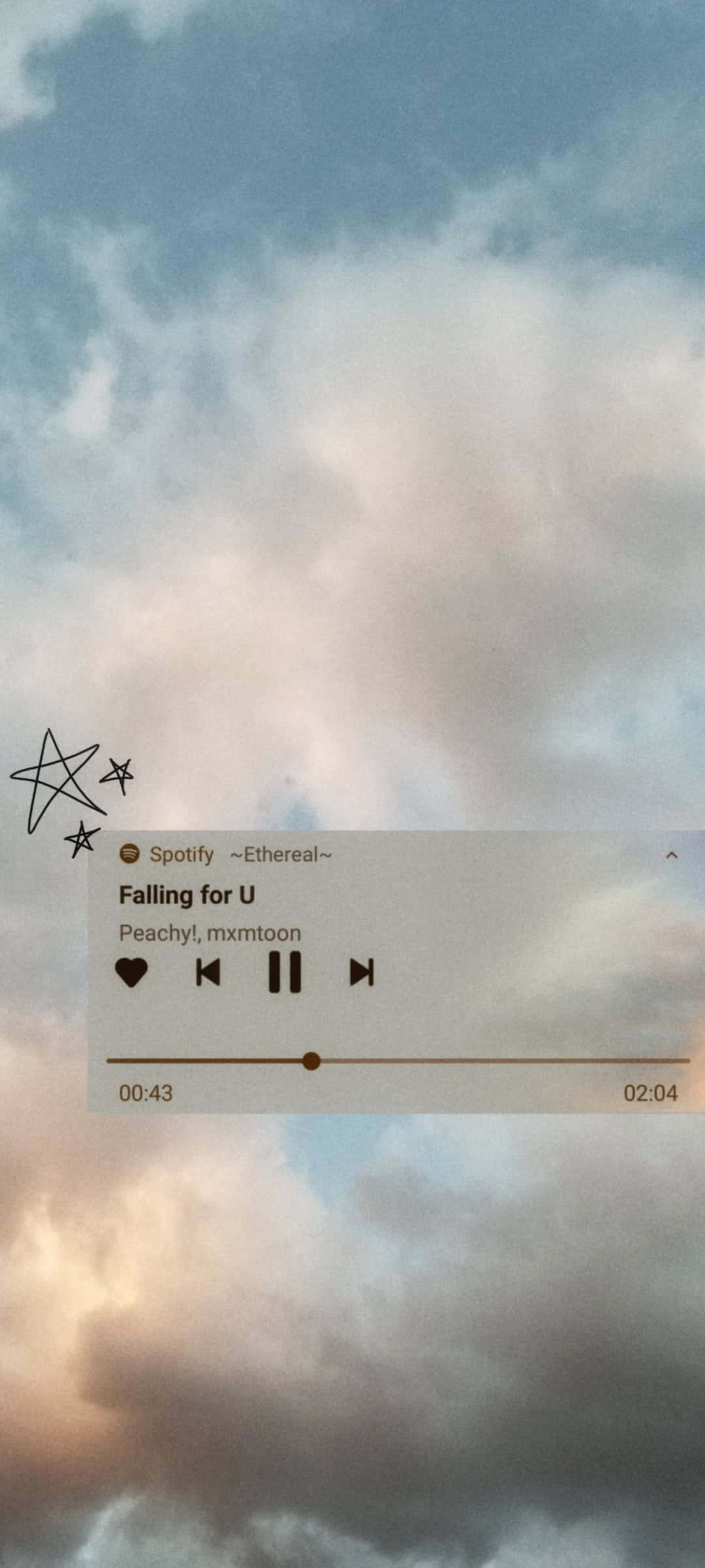 美學音樂 桌布 壁紙 — 在柔和粉彩天空、蓬鬆雲朵和手繪星星上的 Spotify 音樂播放器疊加層。