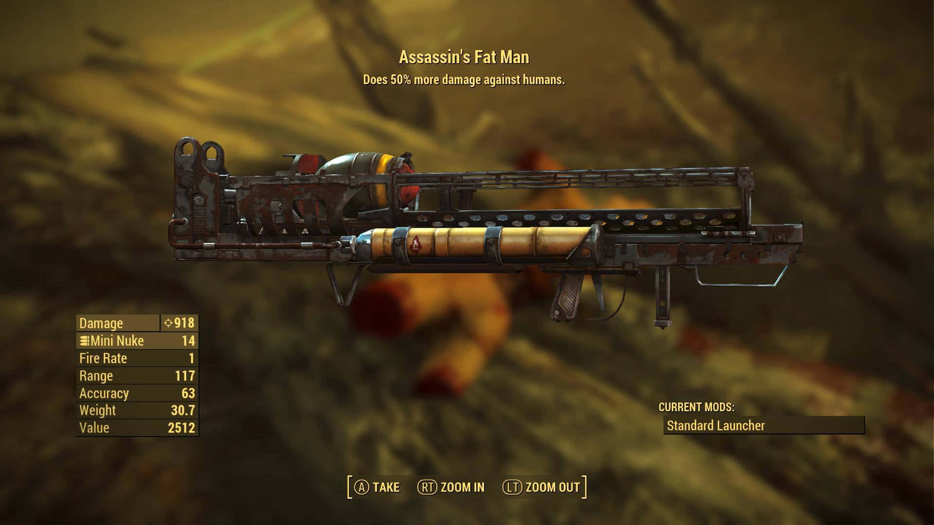 Fallout 4 Fat Man 桌布 壁紙 — 在模糊的沙漠背景下，一個生鏽的核發射器武器顯示在視頻遊戲庫存中，帶有統計數據和模組詳細信息。