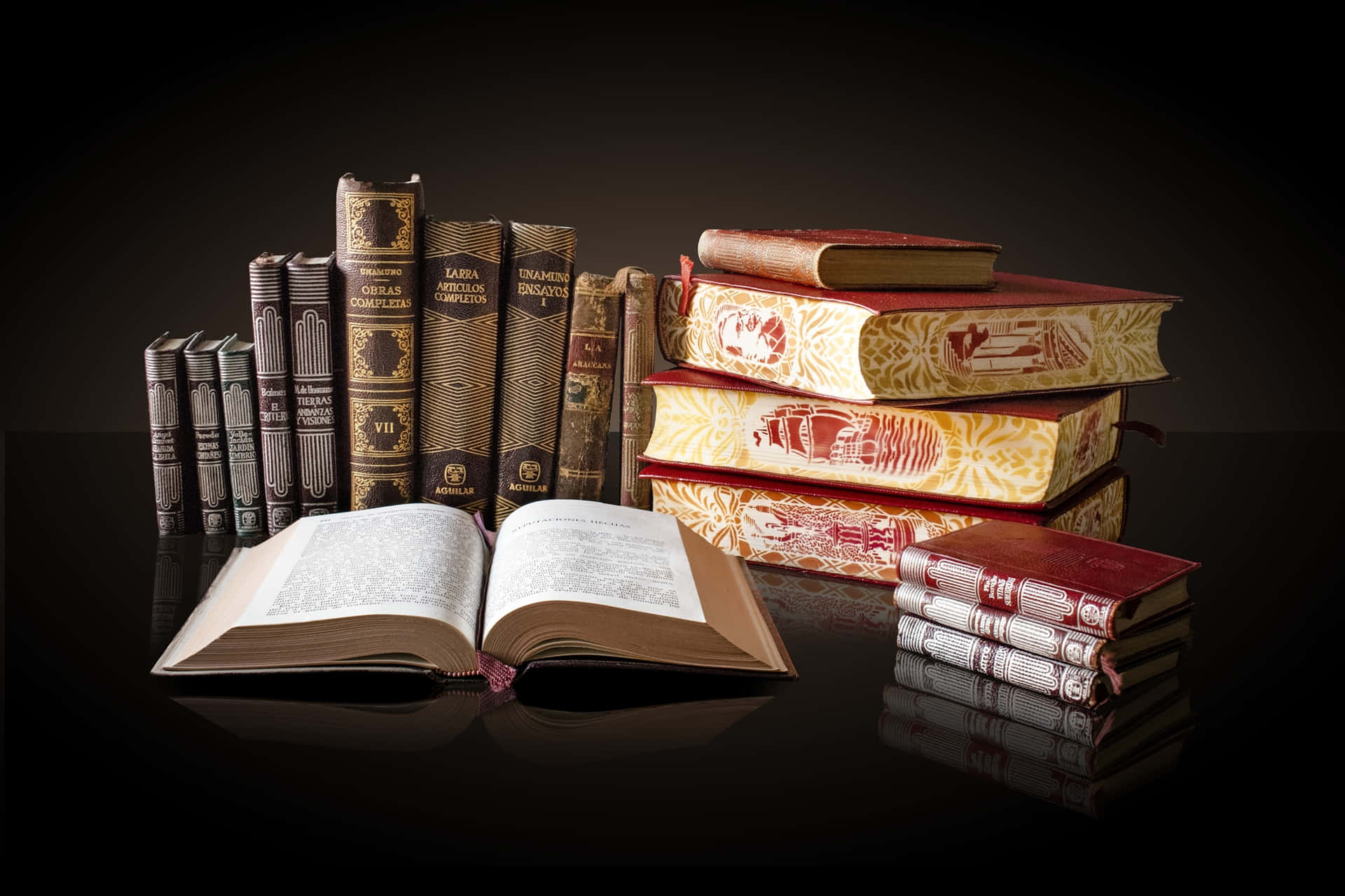 一堆古董書，其中一本打開在反光的黑色表面上。