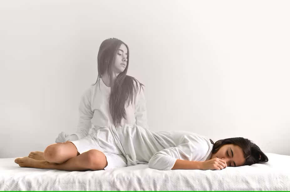 兩名女性在床上，一名清醒，一名睡覺，單色調