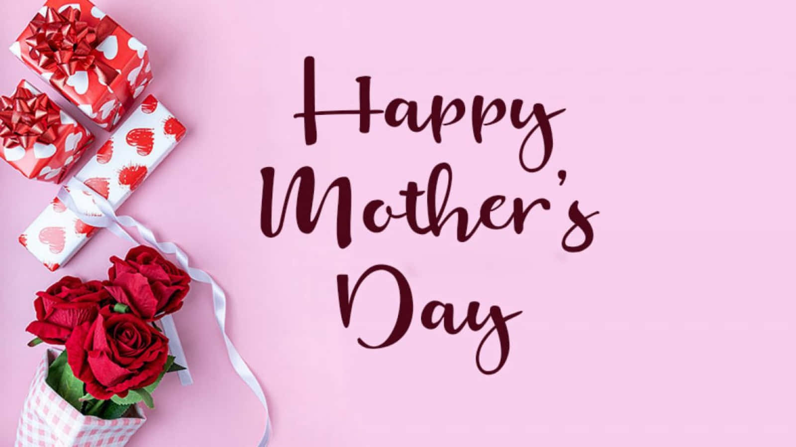 粉紅色背景上帶有紅玫瑰和包裝禮物的Happy Mother's Day問候。