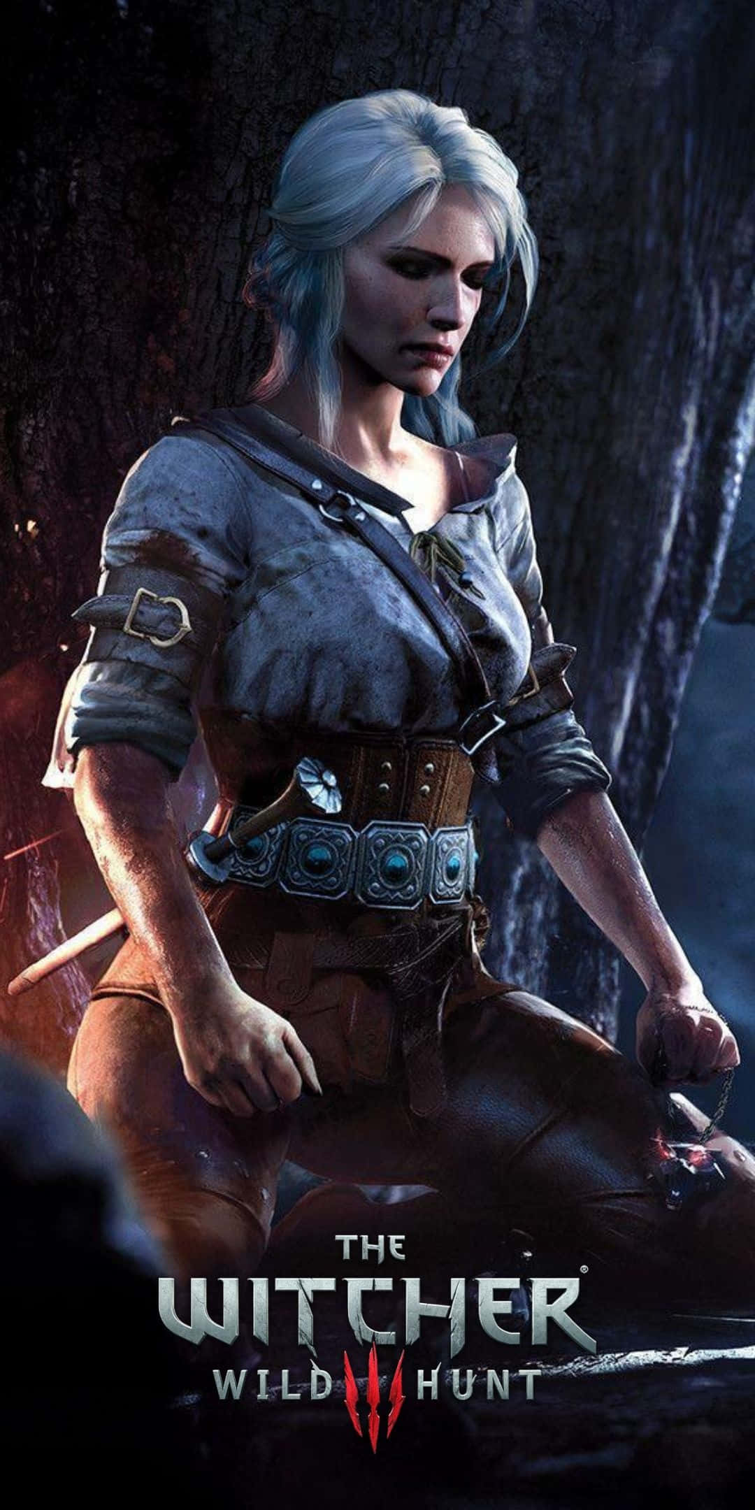 在流暢強大的Pixel 3上體驗《巫師3》的壯麗世界 壁紙 — 一位白髮的兇猛女巫穿著精細的盔甲，站在黑暗的森林中，眼睛發光，身邊有一把劍。
