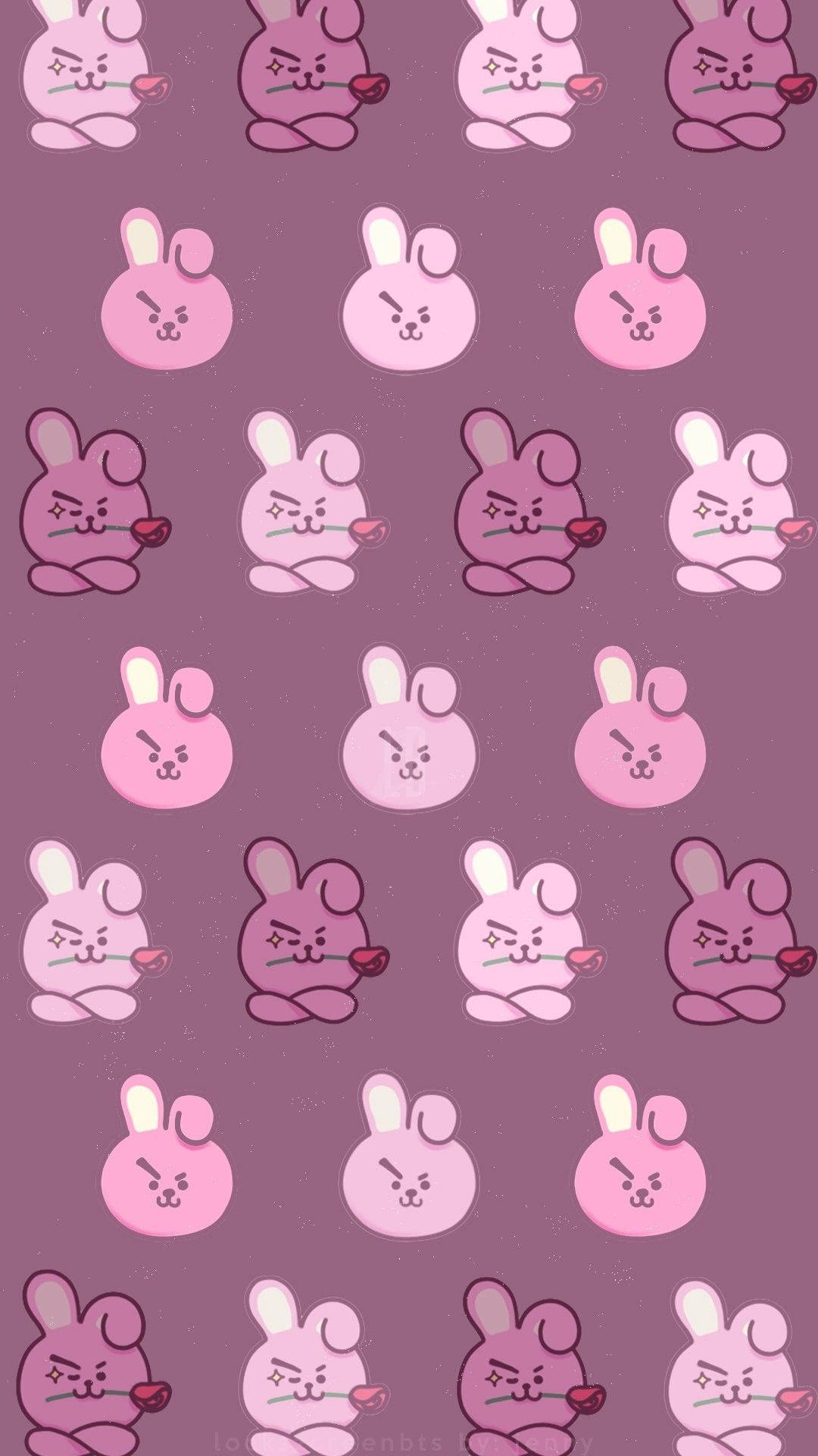 Cooky Bt21 With Rose 壁紙 — 在淡紫色背景上，可愛的粉紅色和紫色卡通兔子拿著心形的重複圖案。