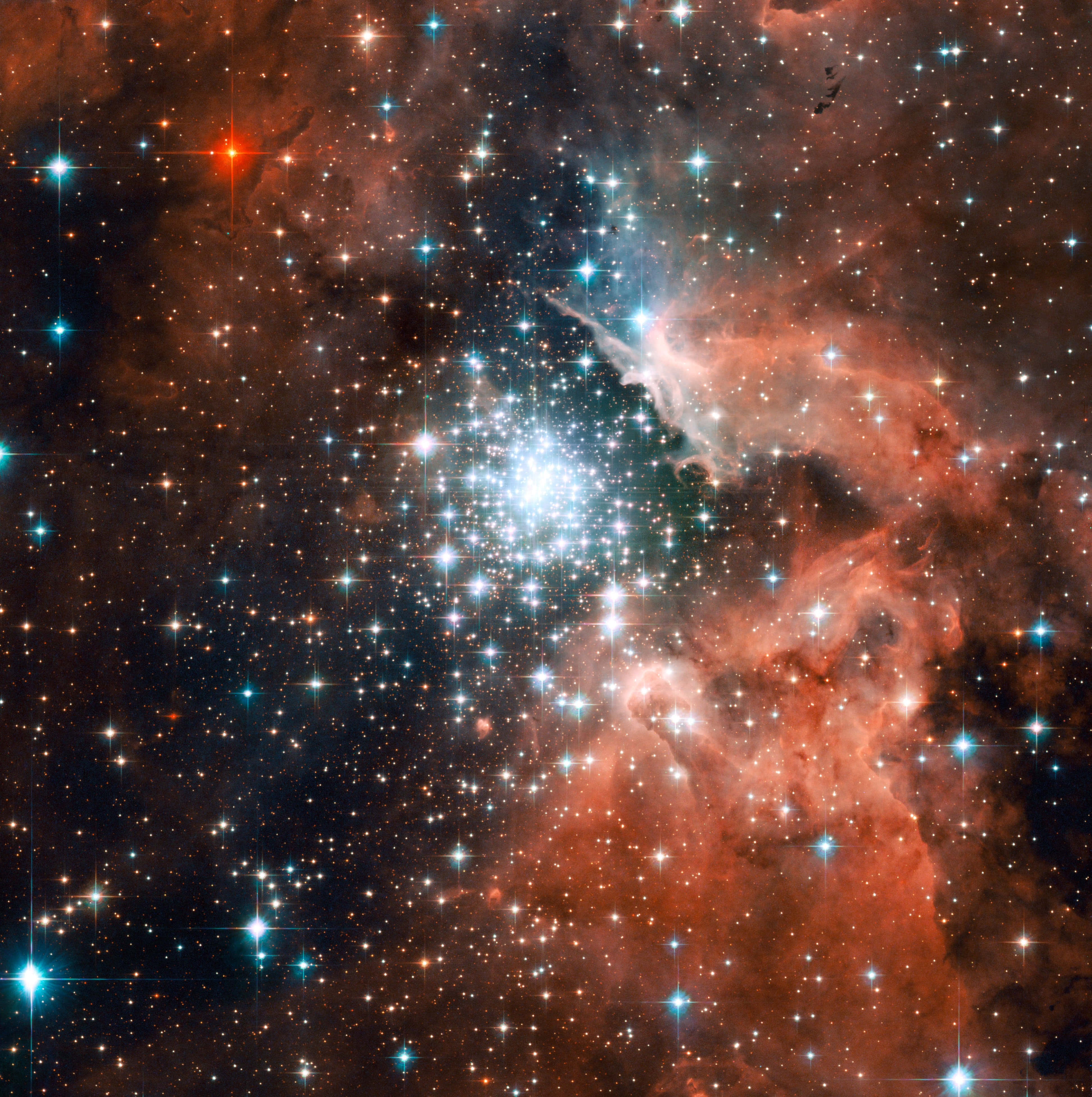 Star Cluster 桌布 壁紙 — 在深空中，一簇耀眼的星團在旋轉的紅色和藍色宇宙雲層中閃耀。