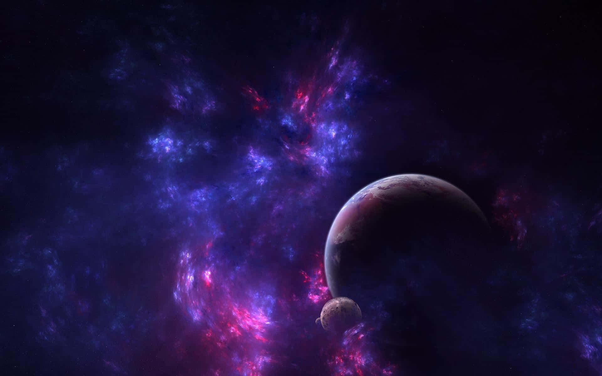 紫色銀河 桌布 壁紙 — 在深空中，一道壯麗的紫色和粉紅色星雲圍繞著一顆大行星旋轉，附近有一顆較小的衛星在軌道上運行。