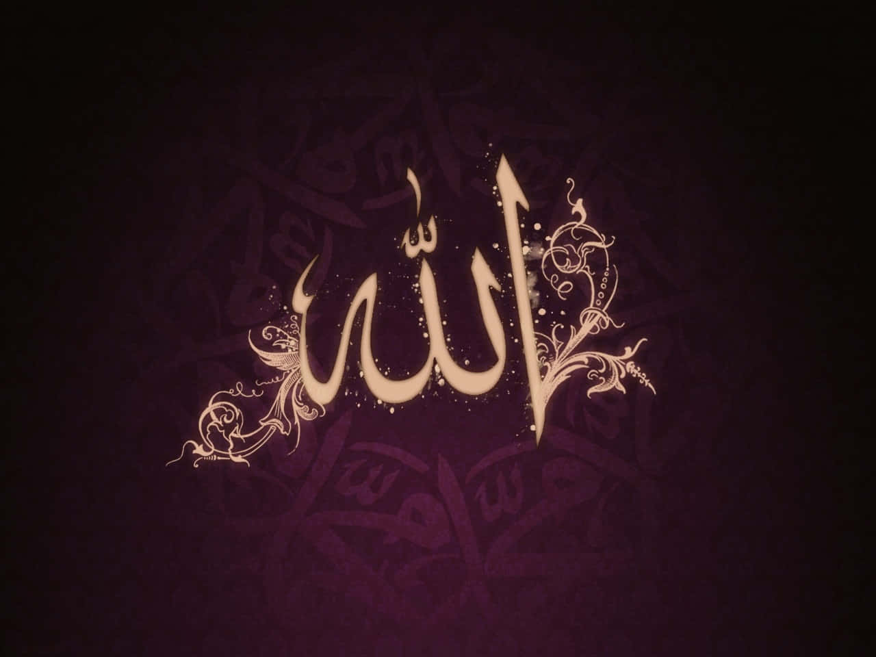 Allah 桌布 壁紙 — 在深紫色紋理背景上，飾有華麗漩渦的優雅金色阿拉伯書法「阿拉」。
