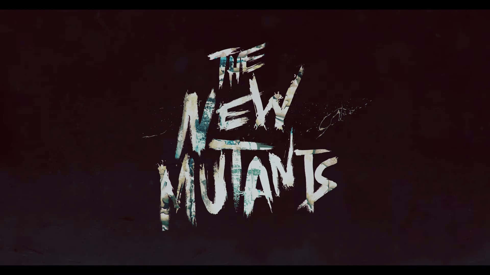 New Mutants 桌布 壁紙 — 在深色紋理背景上，以磨損的白色塗鴉風格字體呈現的《The New Mutants》標題。