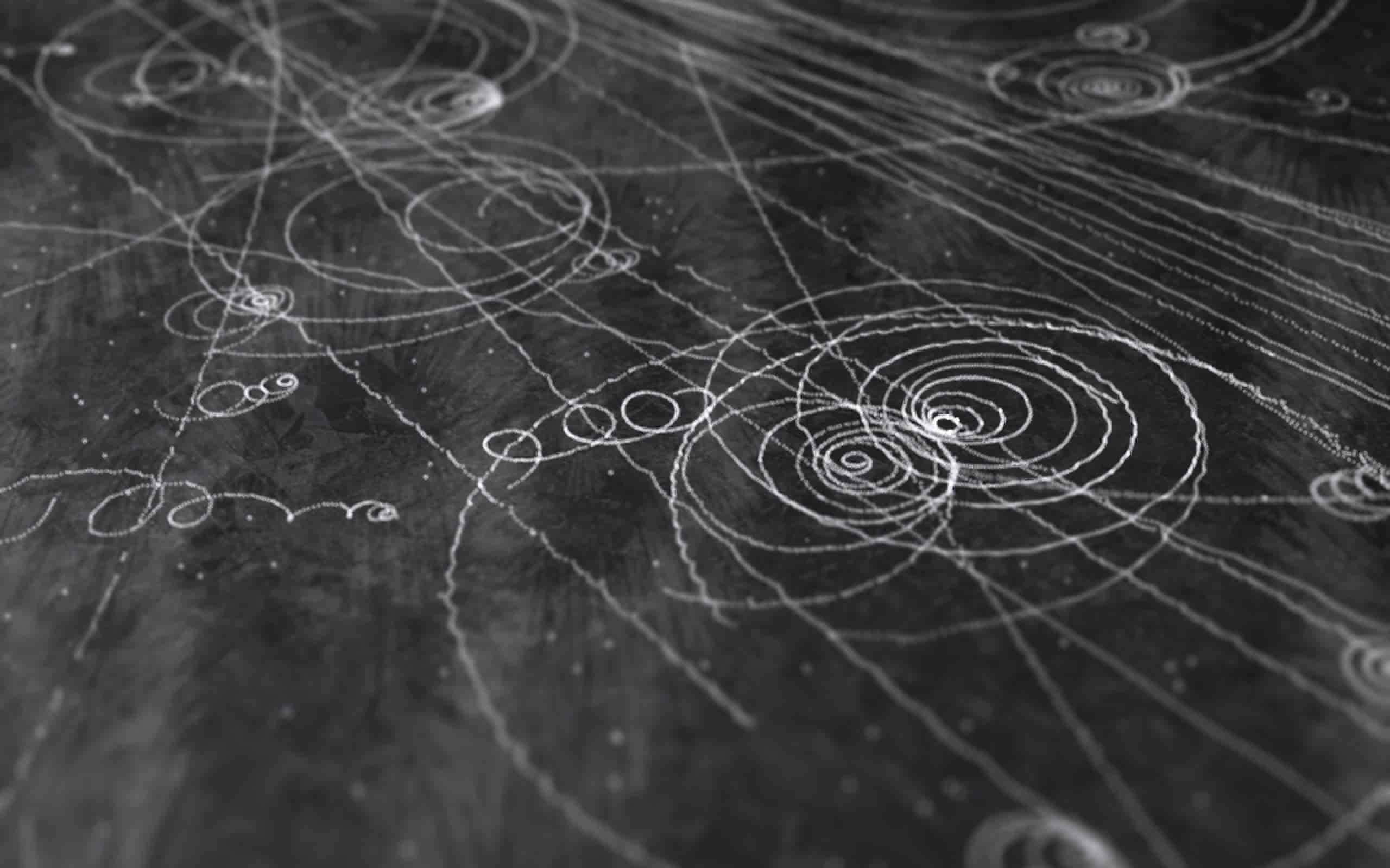 Physics 桌布 壁紙 — 在深色紋理表面上用白色粉筆繪製的抽象漩渦線條和圓圈，創造出宇宙或科學圖表。
