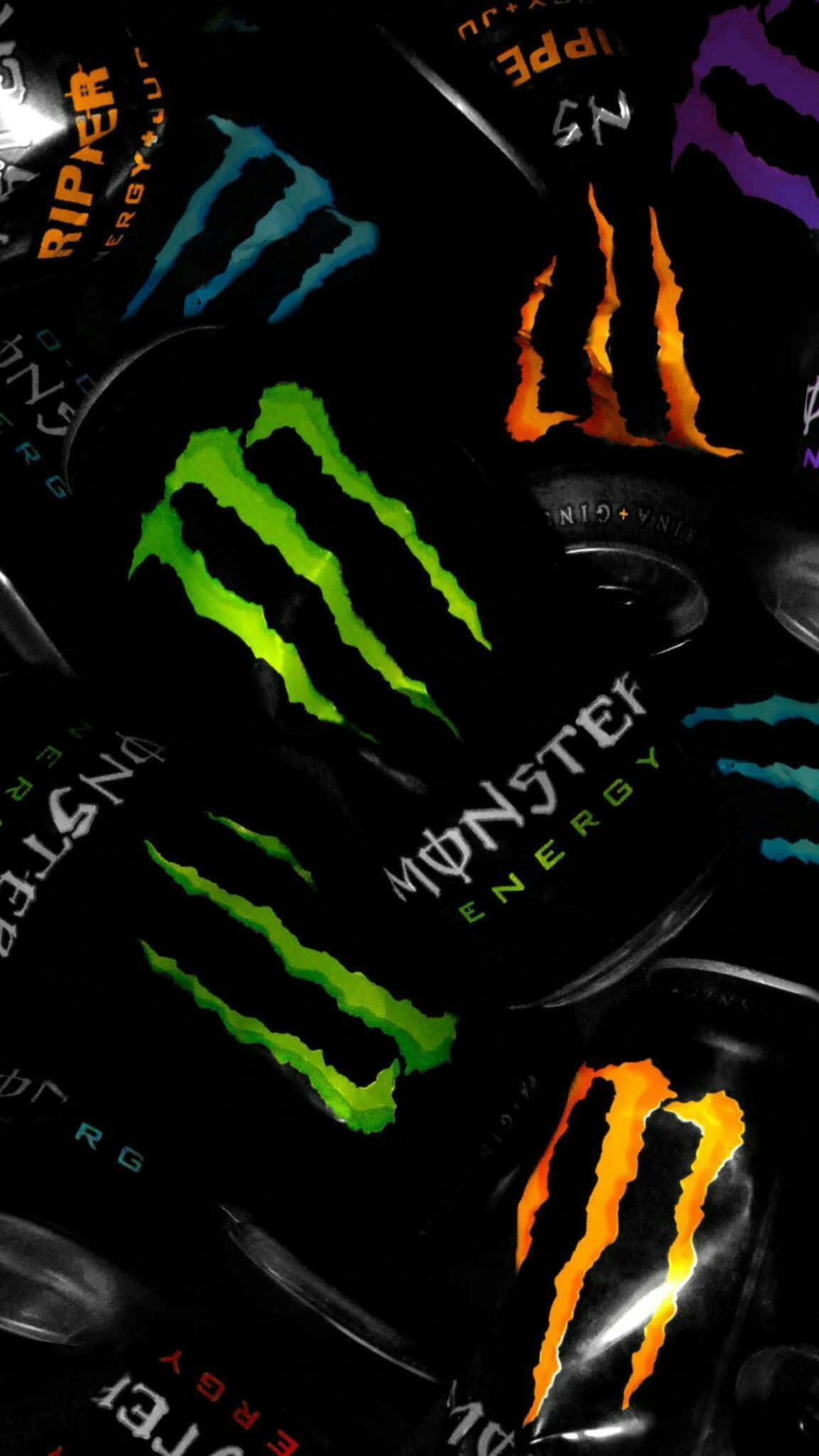 Monster Energy 桌布 壁紙 — 在深色背景下，霓虹綠、橙色和紫色的發光怪物能量飲料罐。