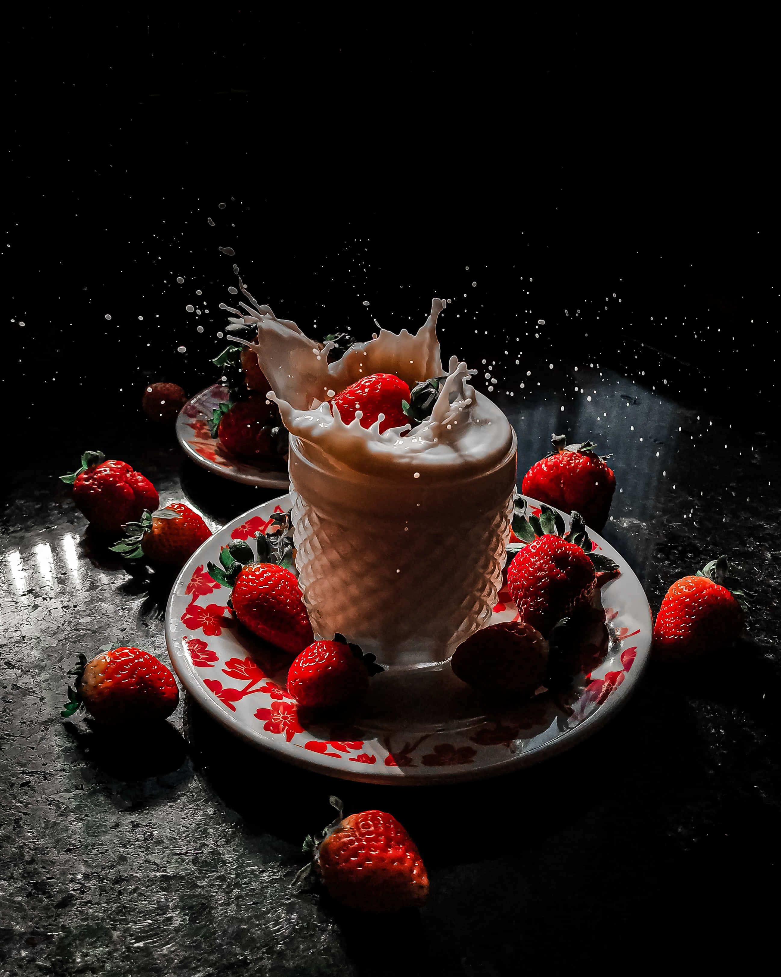 Food Photography 桌布 壁紙 — 在深色表面上，一杯被新鮮草莓包圍的玻璃杯中的牛奶戲劇性地濺出。