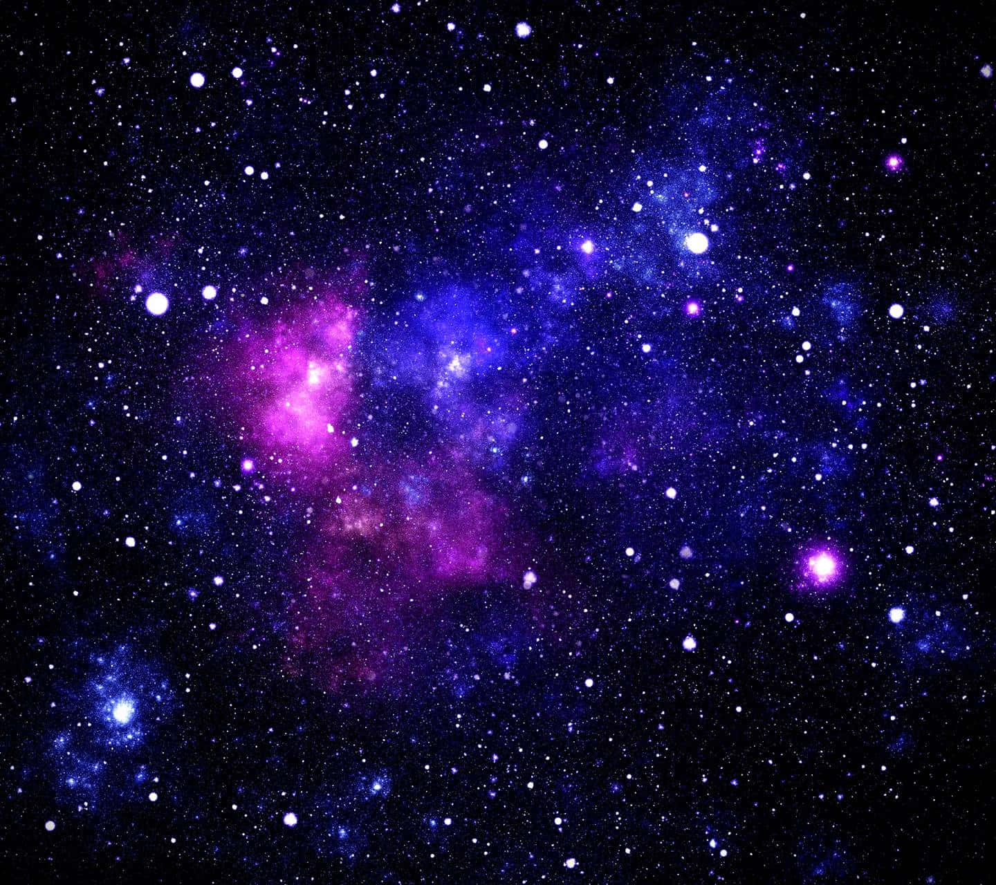 Galaxy Stars 桌布 壁紙 — 在深邃的黑色天空下，一個宇宙星雲在星場中旋轉，呈現出鮮豔的紫色和藍色。
