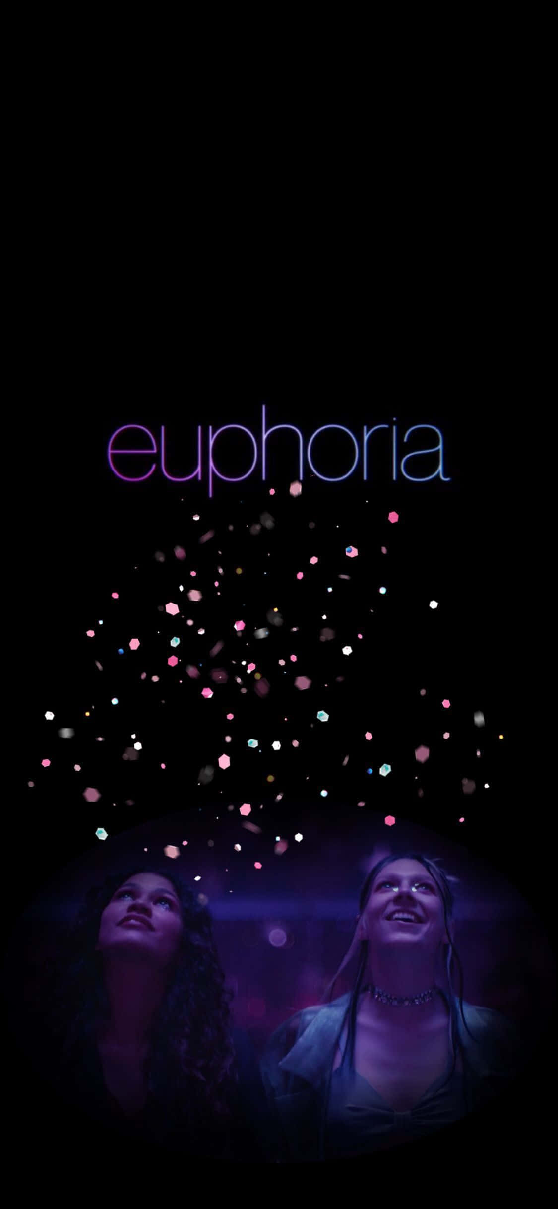 「在混亂世界中尋找喜悅與平靜」 壁紙 — 兩位年輕女性在發光的標題 euphoria 下驚奇地向上凝視，彩色粒子在黑暗中漂浮。