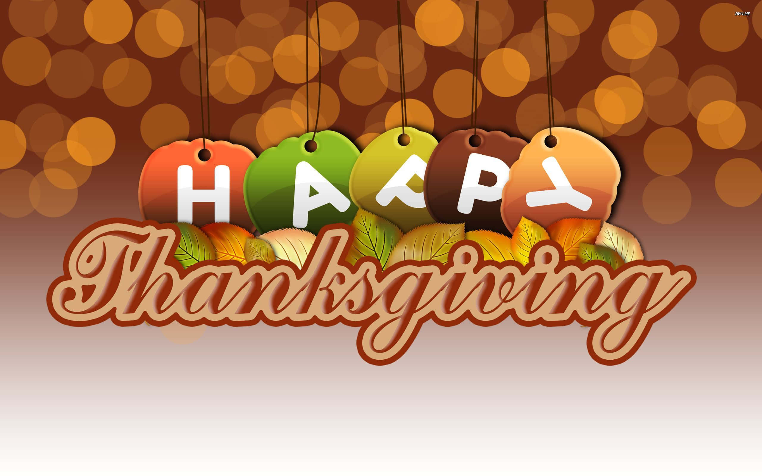 Happy Thanksgiving 桌布 壁紙 — 在溫暖的散景背景上，帶有秋葉的風格化掛牌上的感恩節快樂文字。