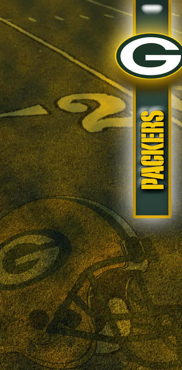 Packers 桌布 壁紙 — 在溫暖的金色光線下，一個質感粗糙的綠灣包裝工美式足球頭盔和標誌的特寫，位於有紋理的球場上。