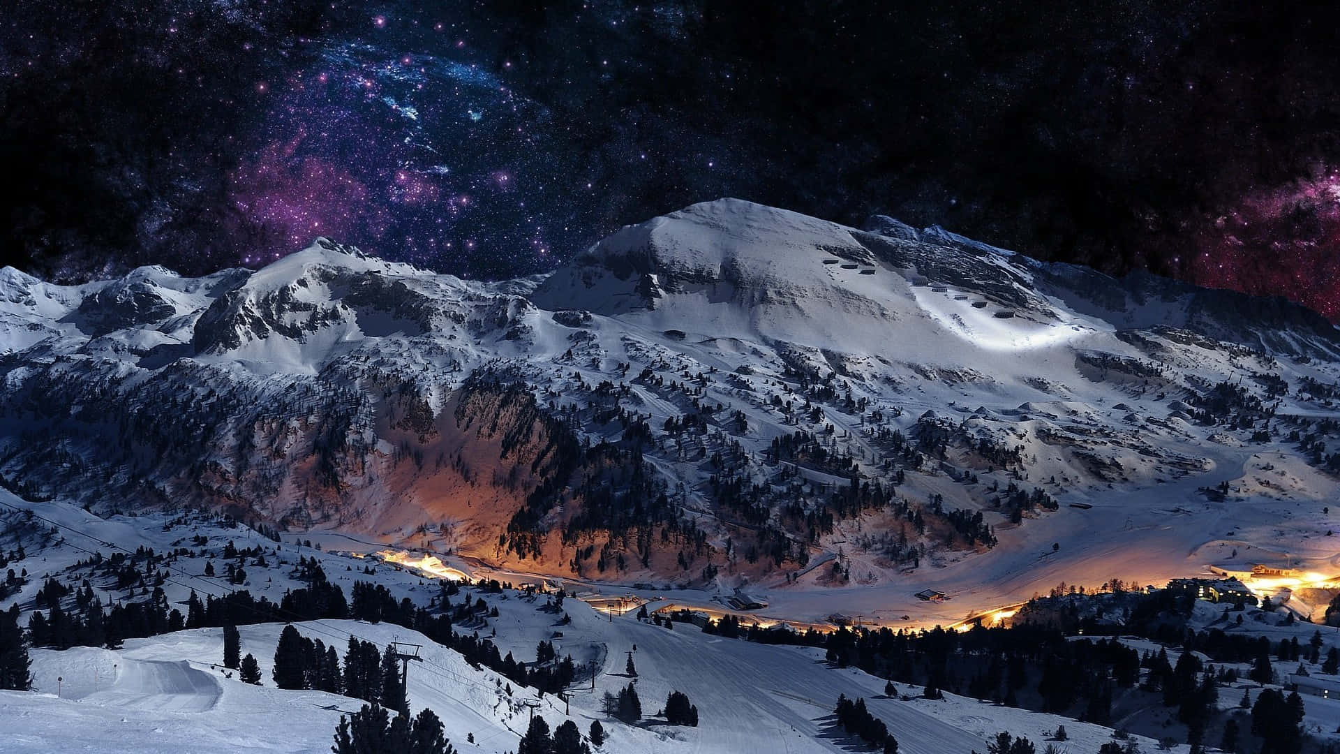 星空下白雪覆蓋的山峰，閃爍的山谷燈光。
