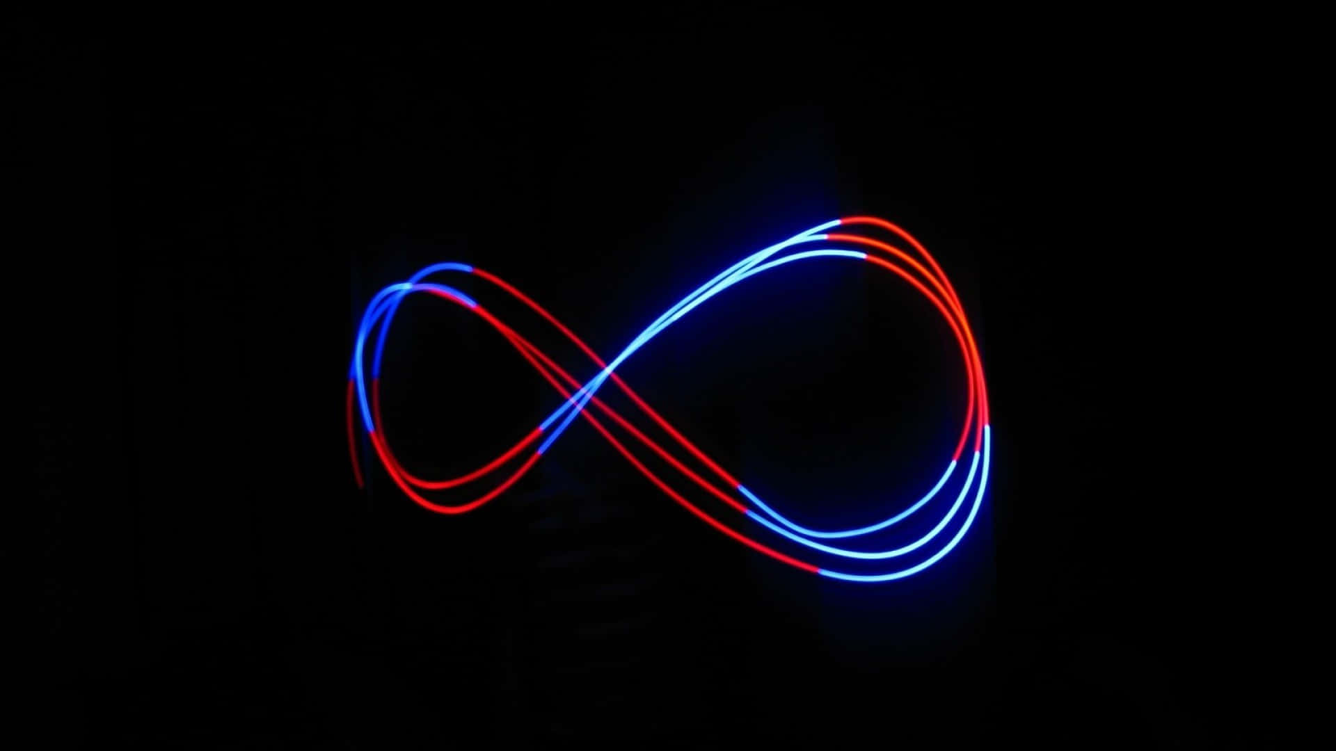 Dark Infinity 桌布 壁紙 — 在漆黑背景上以光繪創作的發光紅藍無限符號。